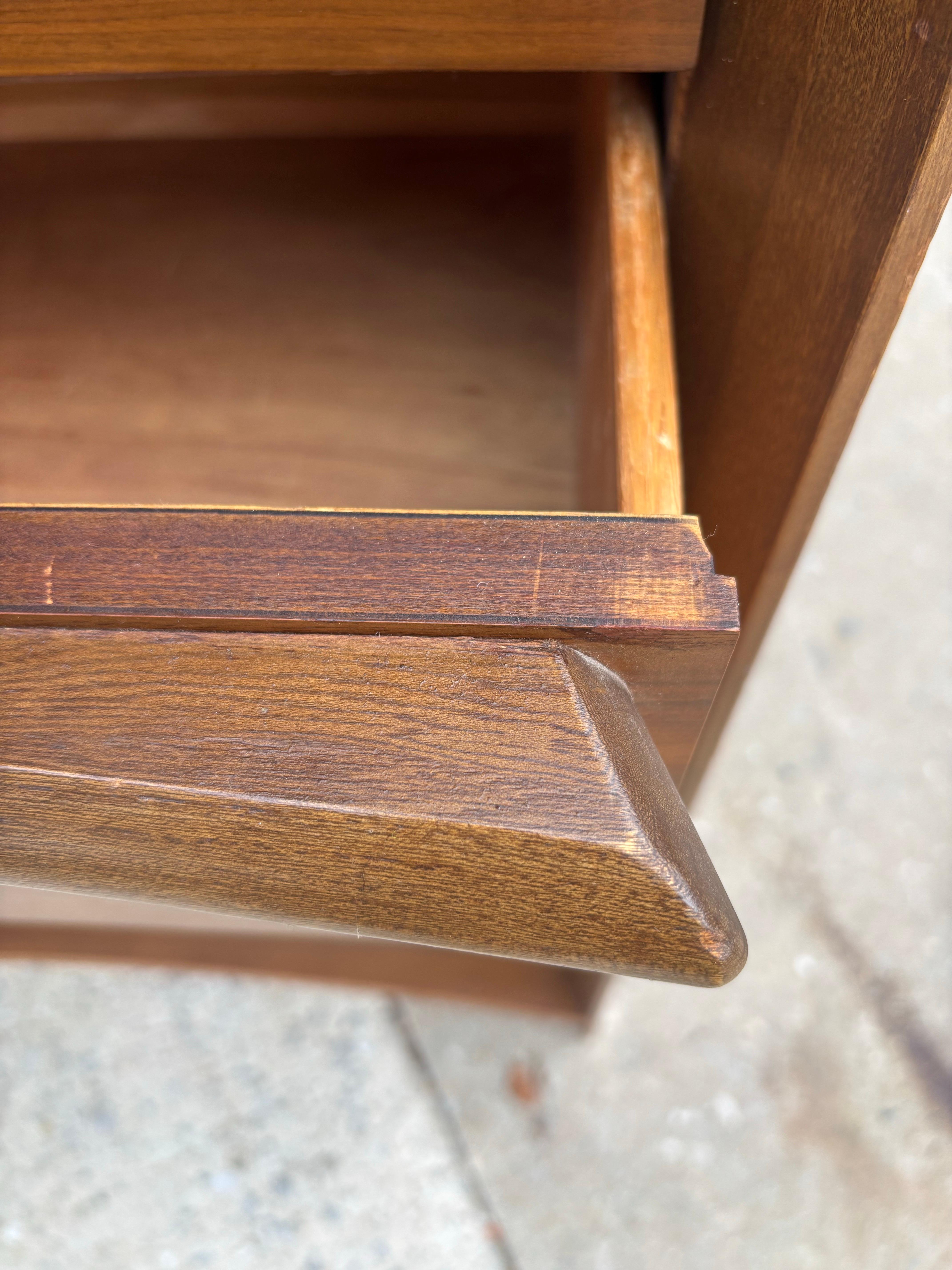 Comò Bassett a 5 cassetti in noce In condizioni buone in vendita a Philadelphia, PA