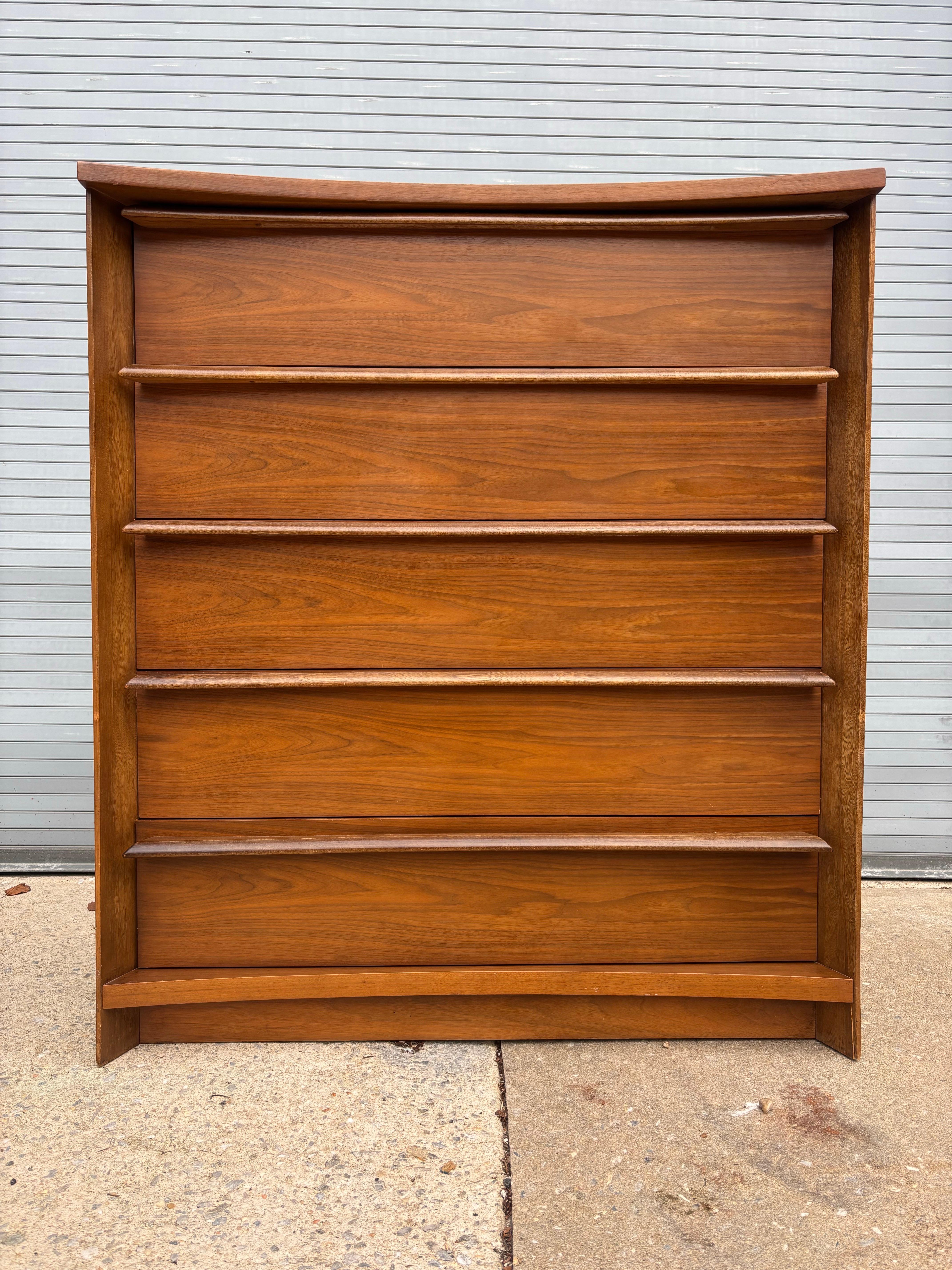 XX secolo Comò Bassett a 5 cassetti in noce in vendita