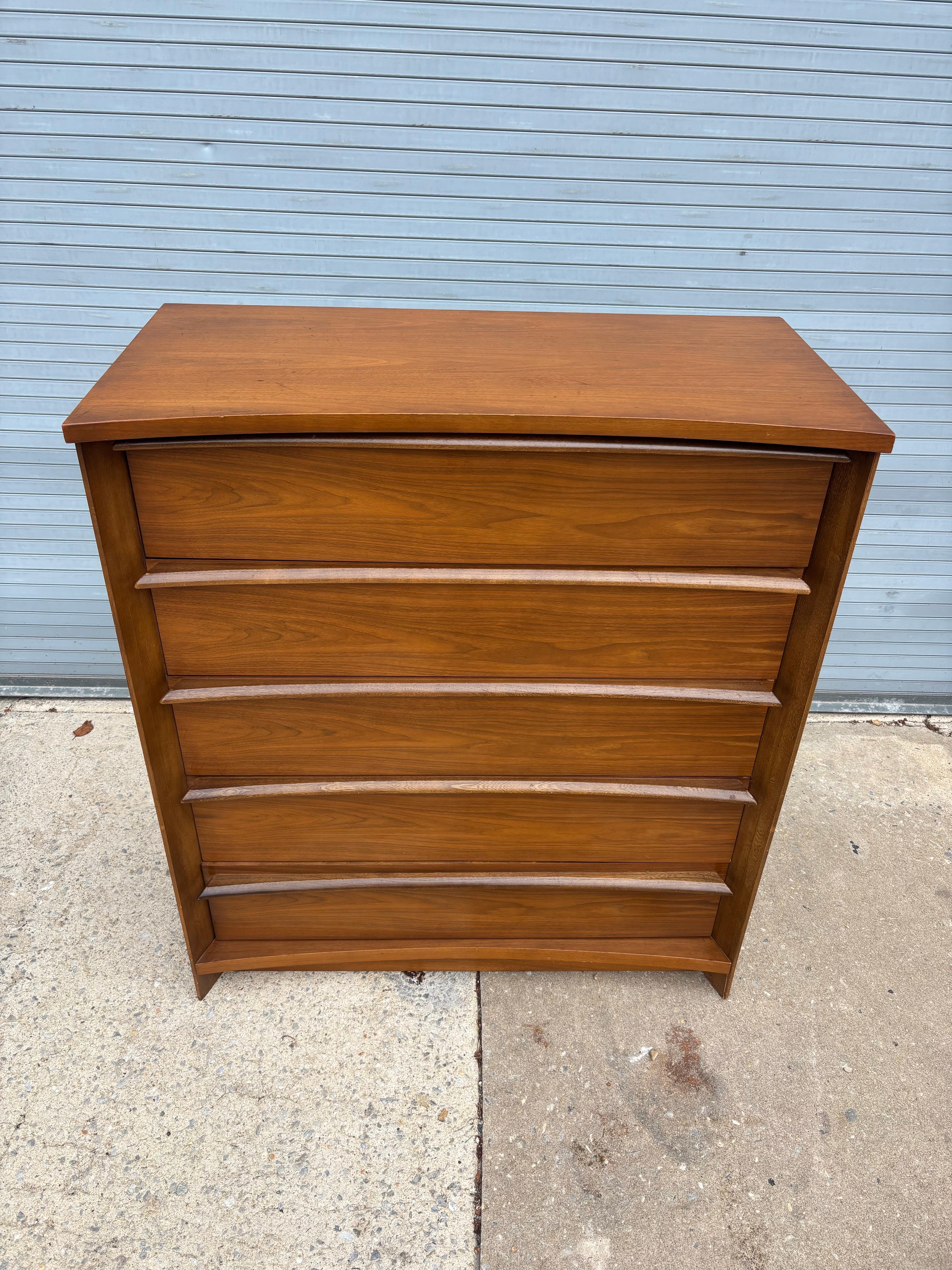 Noce Comò Bassett a 5 cassetti in noce in vendita