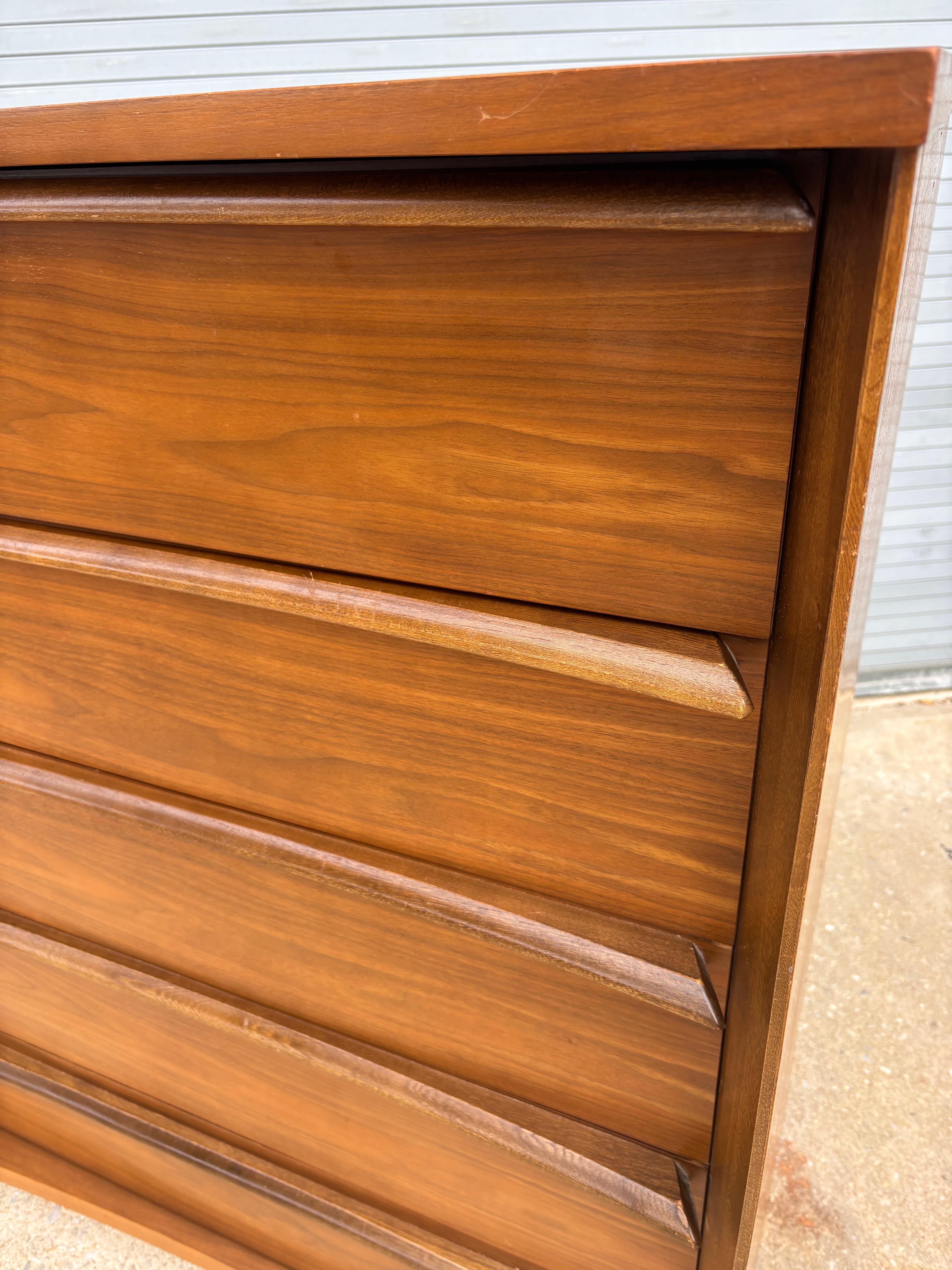 Comò Bassett a 5 cassetti in noce in vendita 1