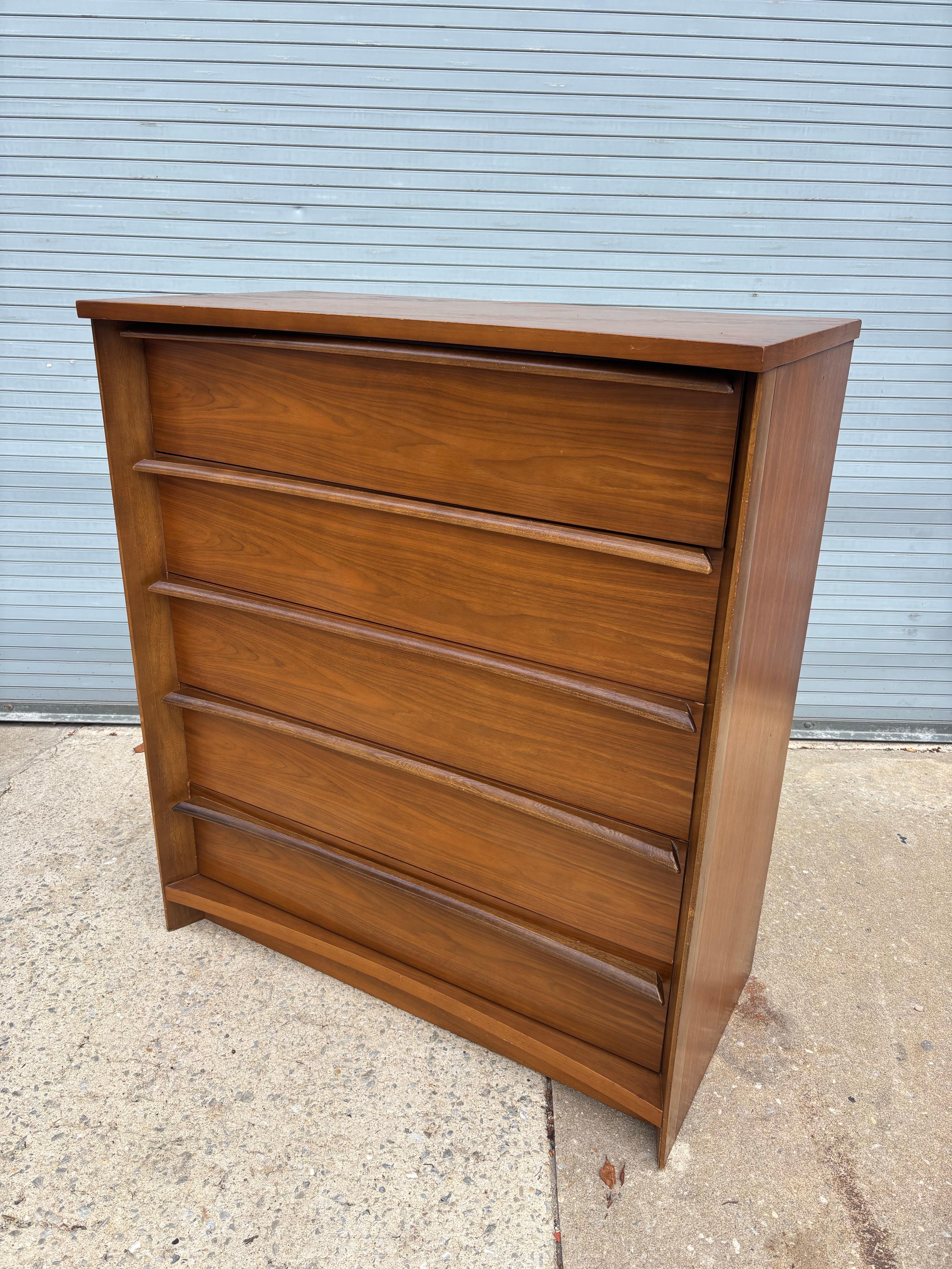 Comò Bassett a 5 cassetti in noce in vendita 2