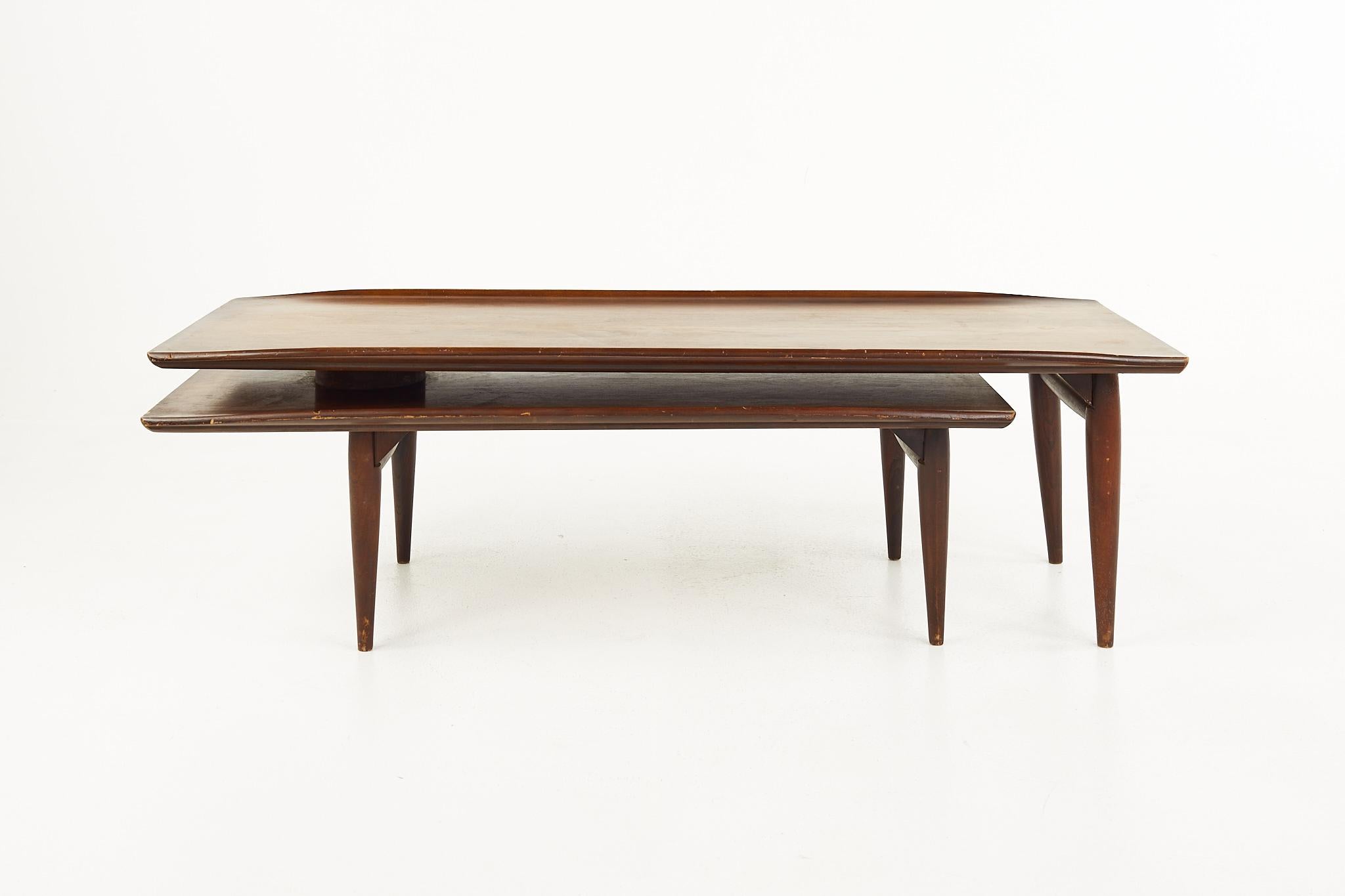 Bassett artisan mid century walnut switchblade coffee table

The coffee table measures: 51.25 wide x 20.5 deep x 15.5 inches high; when the table is expanded it measures 42.75 inches deep

All pieces of furniture can be had in what we call