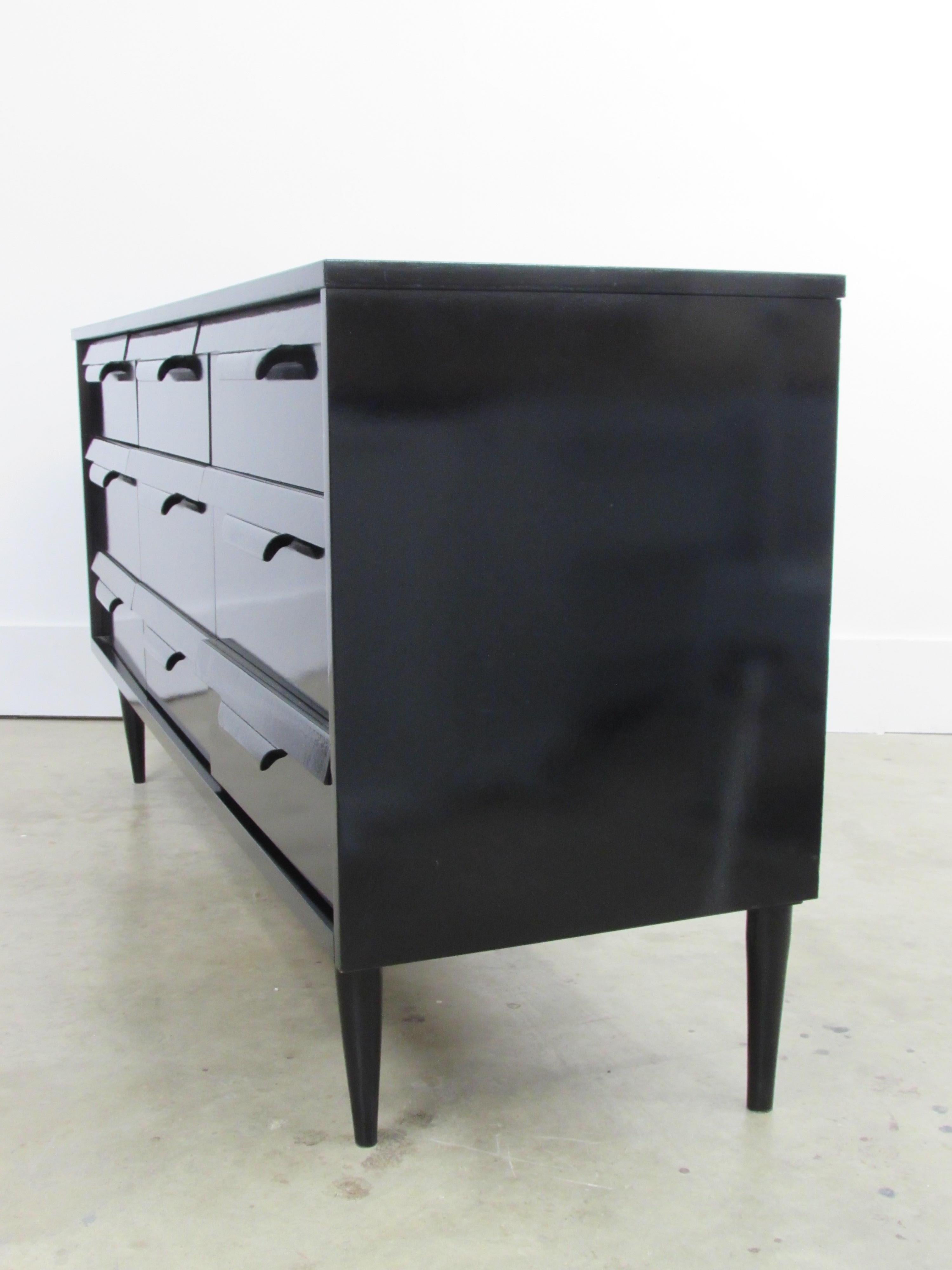 Bassett Credenza in Black Lacquer on Stiletto Legs In Excellent Condition For Sale In Raleigh, NC