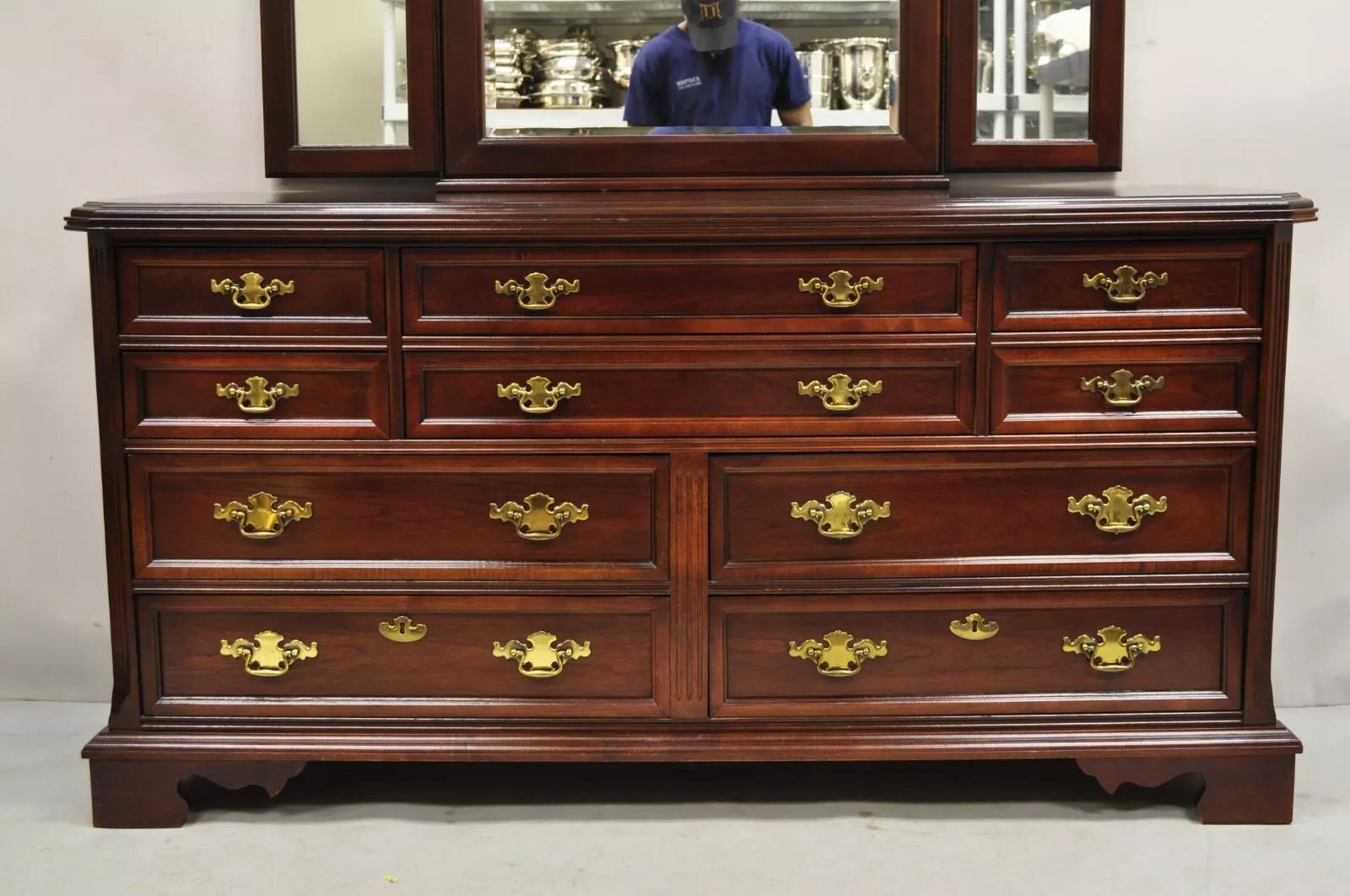 Bassett Möbel Eden House Kirsche 10 Schublade Triple Dresser w / Triple-Spiegel. CIRCA Spätes 20. Jahrhundert. Abmessungen: Kommode: 34,5