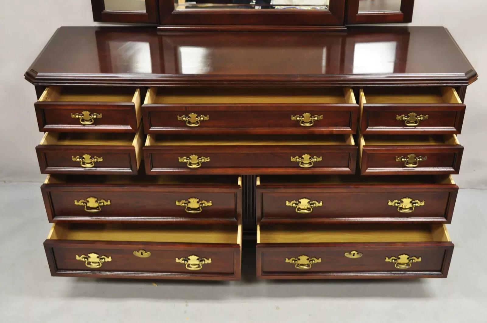 Bassett Furniture Eden House Kirsche 10 Schublade Triple Dresser w / Triple Spiegel (Unbekannt) im Angebot