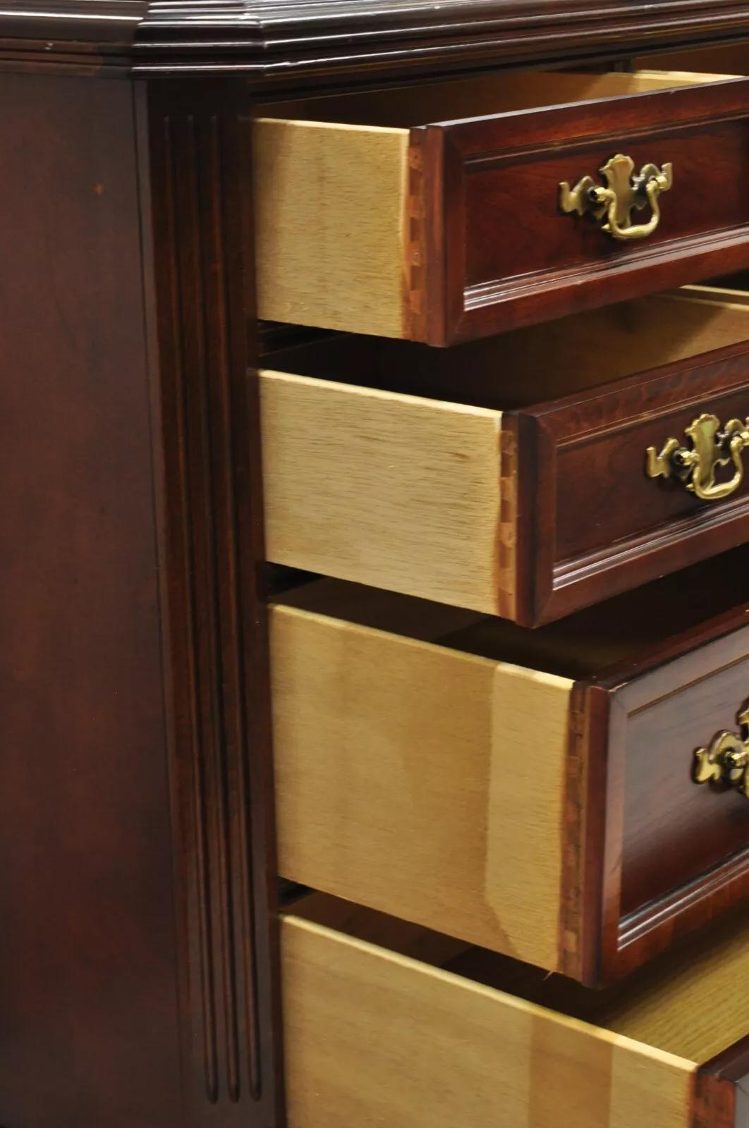 Bassett Furniture Eden House Kirsche 10 Schublade Triple Dresser w / Triple Spiegel im Zustand „Gut“ im Angebot in Philadelphia, PA