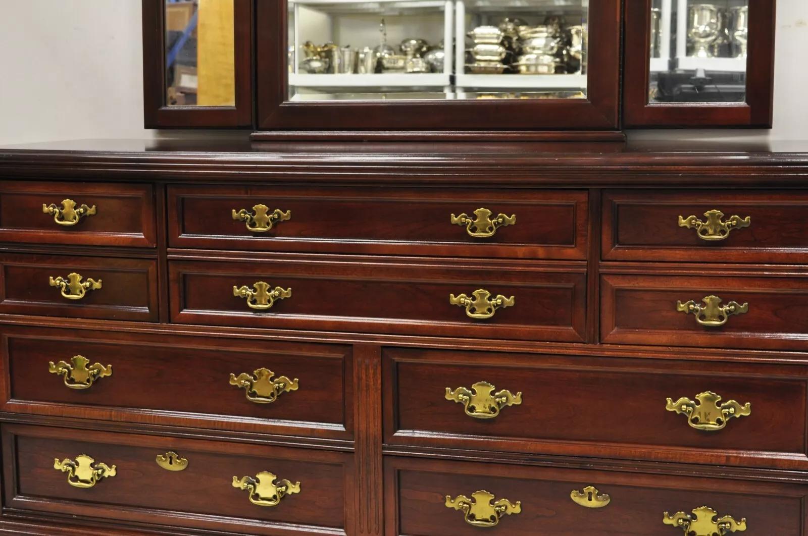 Bassett Furniture Eden House Kirsche 10 Schublade Triple Dresser w / Triple Spiegel (20. Jahrhundert) im Angebot