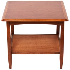 Bassett Furniture Table d'extrémité en bois moderne du milieu du siècle avec étagère bordée de rotin