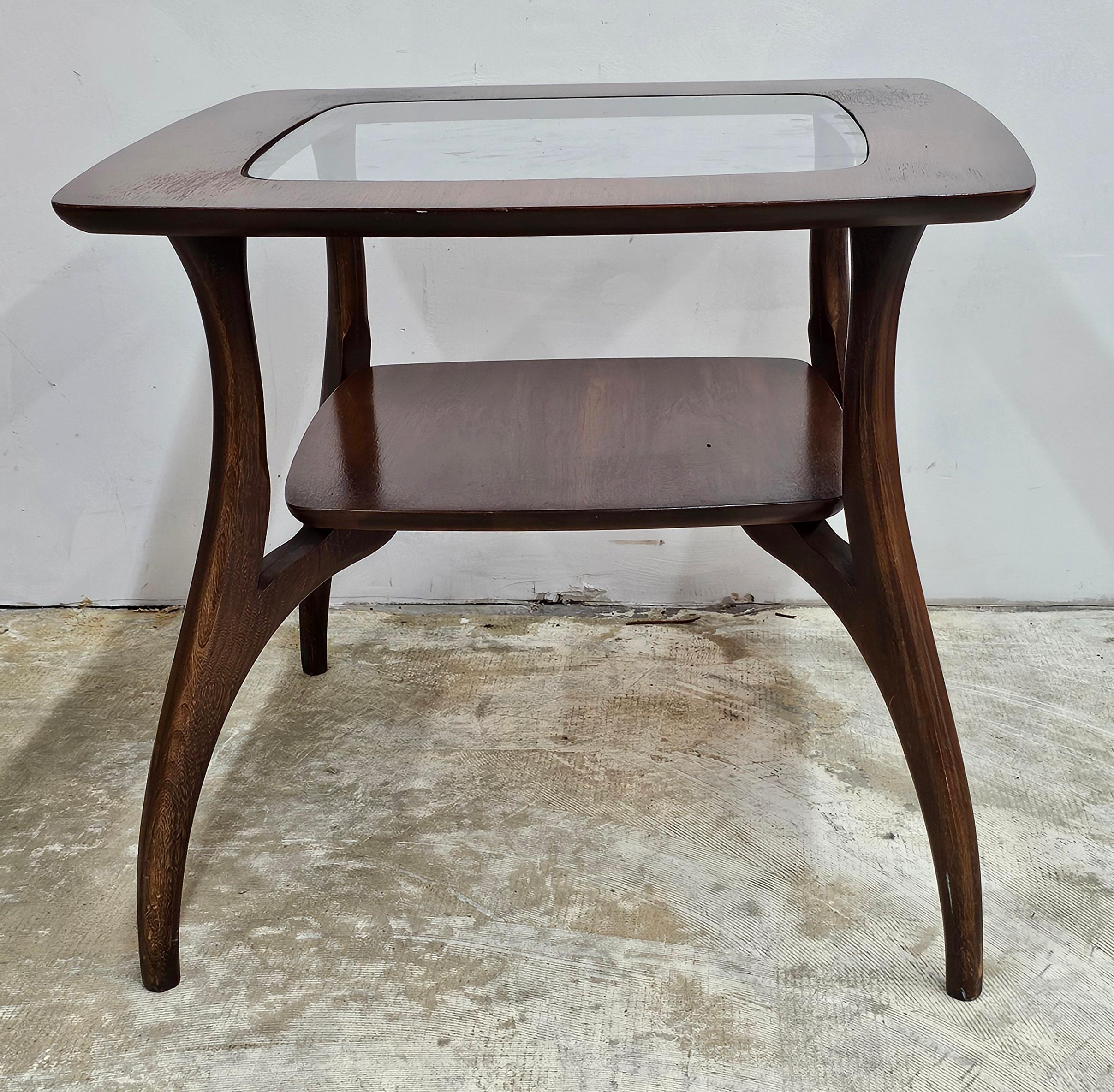 Ein Bassett Furniture Industries Mid-Century modern Walnuss und Glas Inset Beistelltisch
Maße: 26