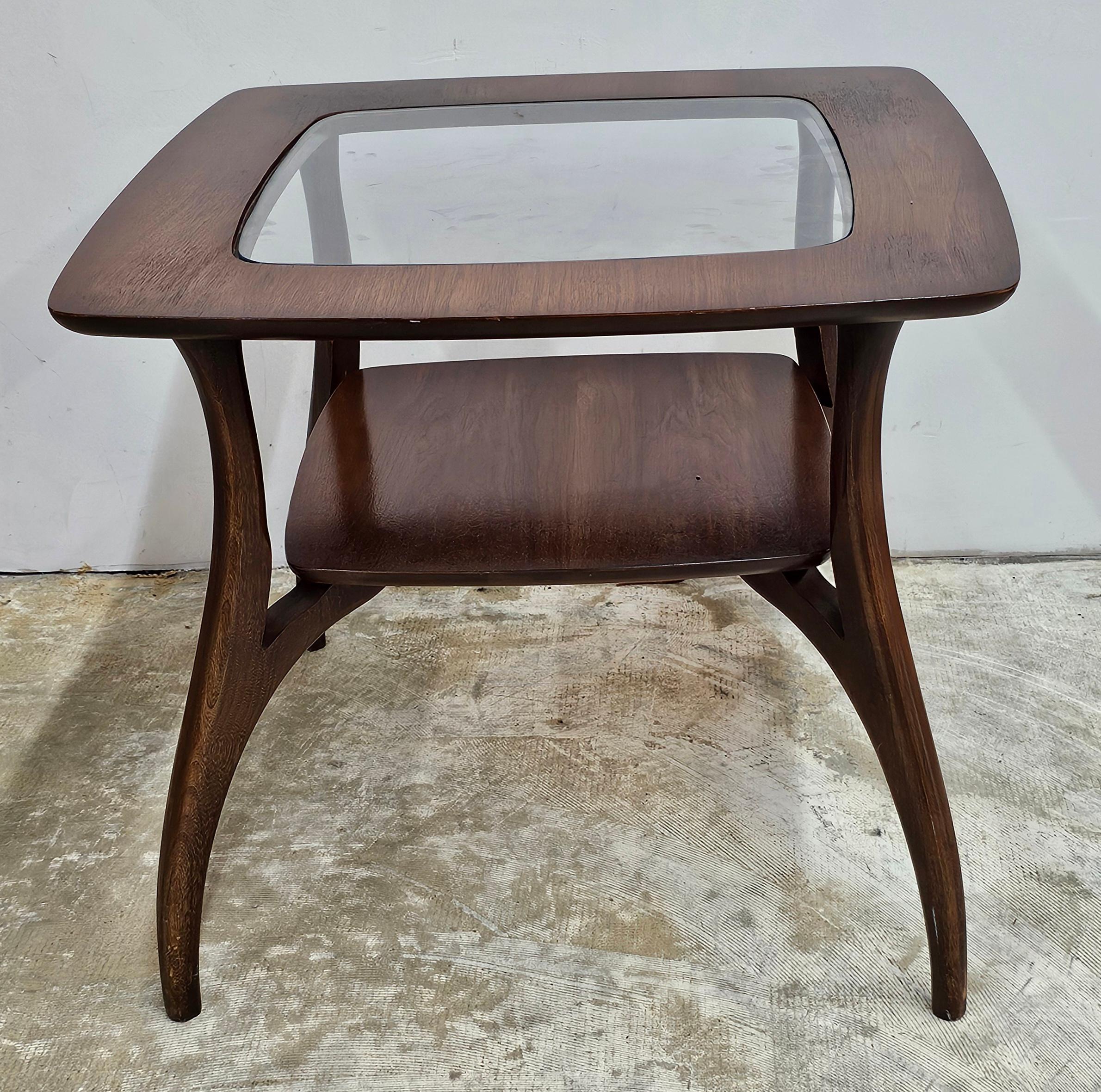 Bassett Industries Mid-Century Beistelltisch aus Nussbaum und Glas (Moderne der Mitte des Jahrhunderts) im Angebot
