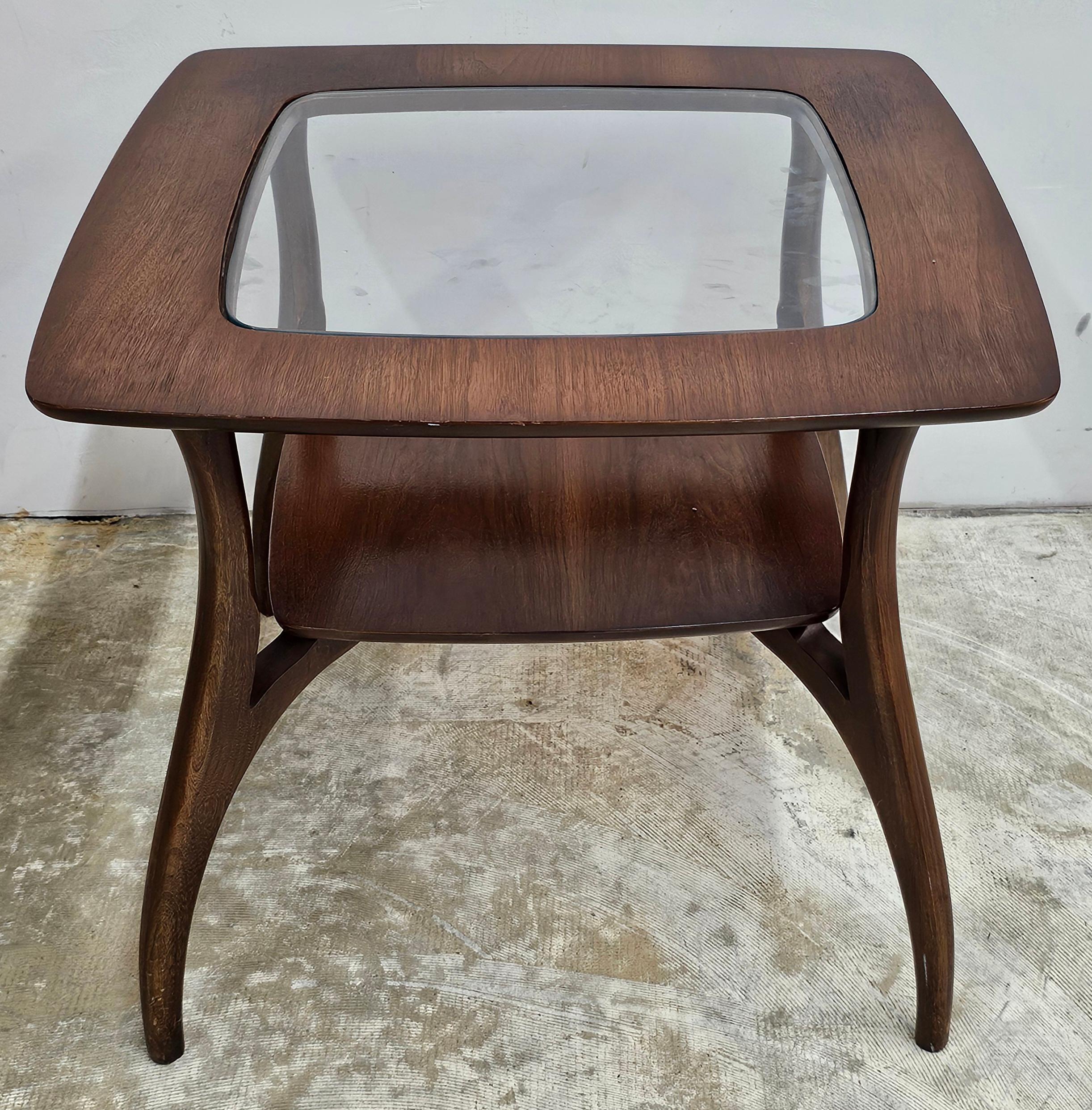 Bassett Industries Mid-Century Beistelltisch aus Nussbaum und Glas (amerikanisch) im Angebot