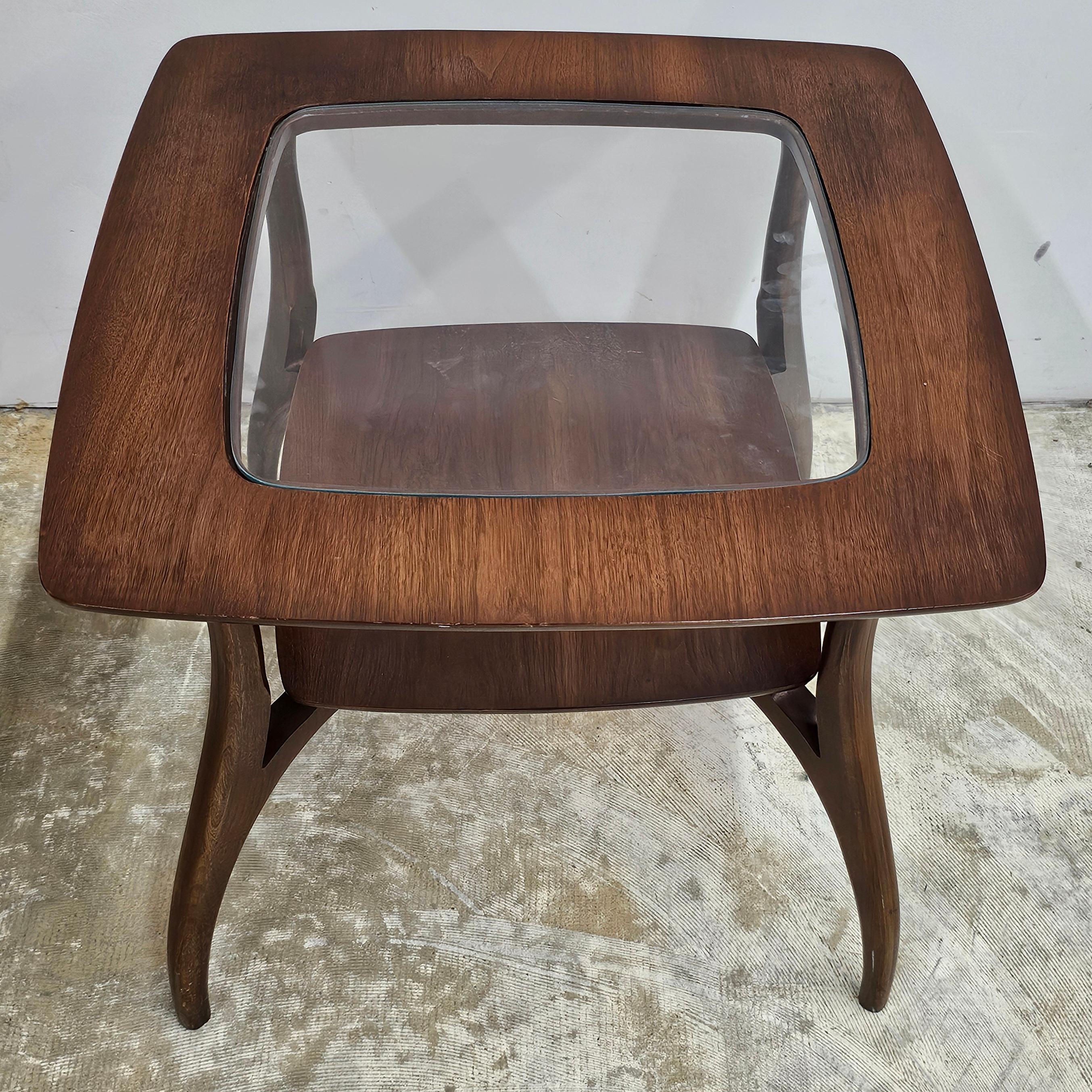 Bassett Industries Mid-Century Beistelltisch aus Nussbaum und Glas (Gebeizt) im Angebot