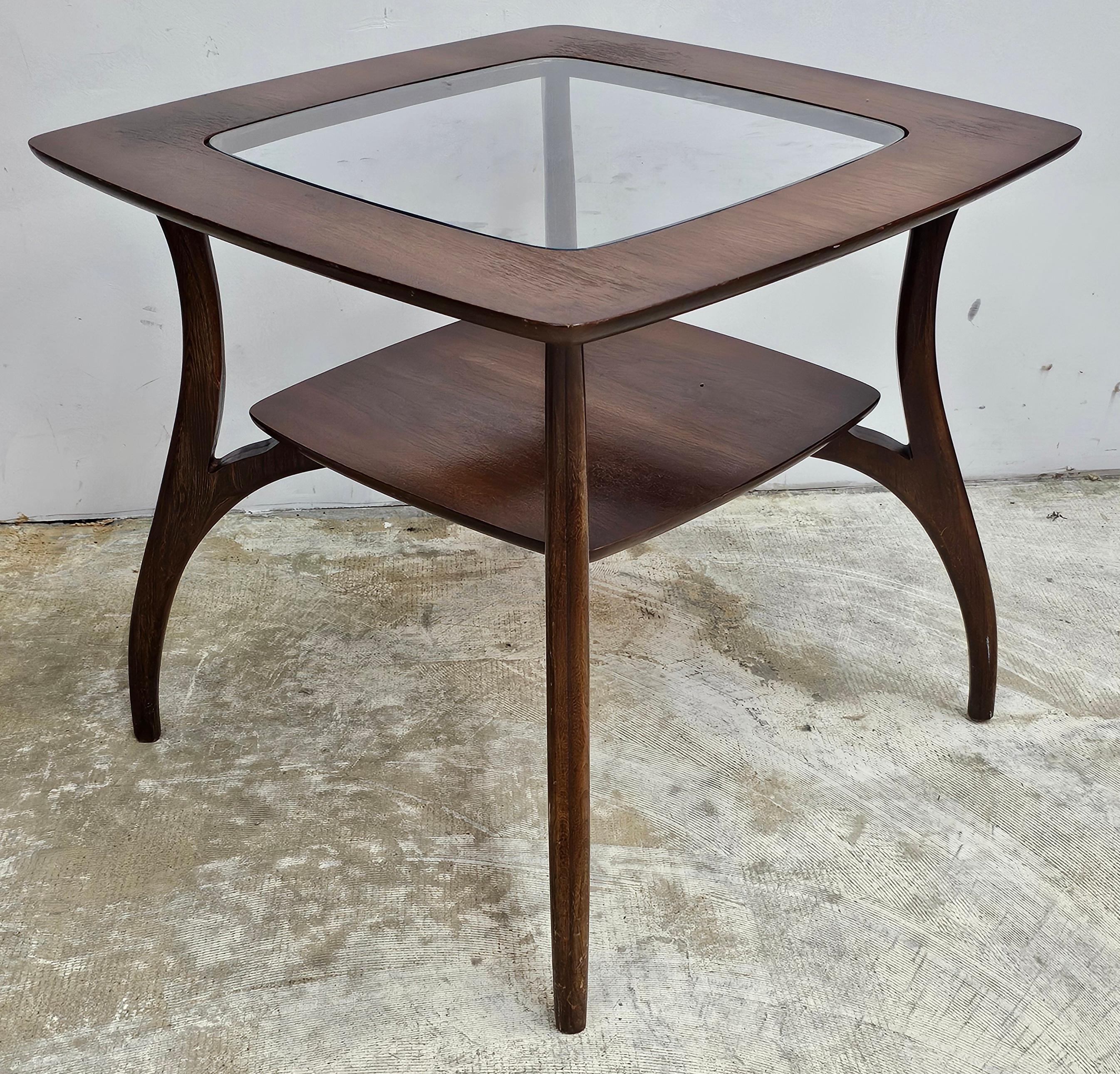 Bassett Industries Mid-Century Beistelltisch aus Nussbaum und Glas im Zustand „Hervorragend“ im Angebot in Germantown, MD