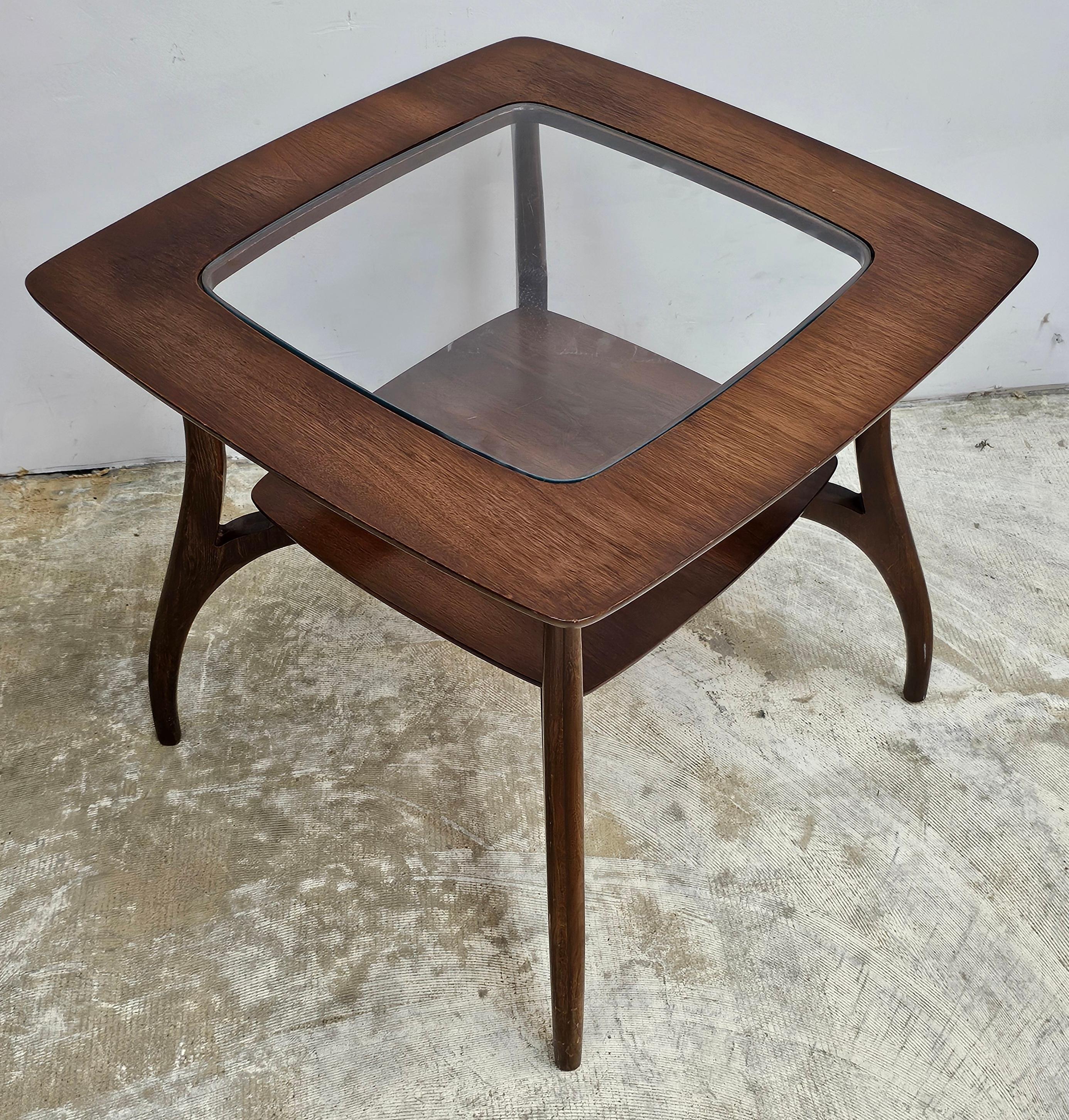 Bassett Industries Mid-Century Beistelltisch aus Nussbaum und Glas (20. Jahrhundert) im Angebot