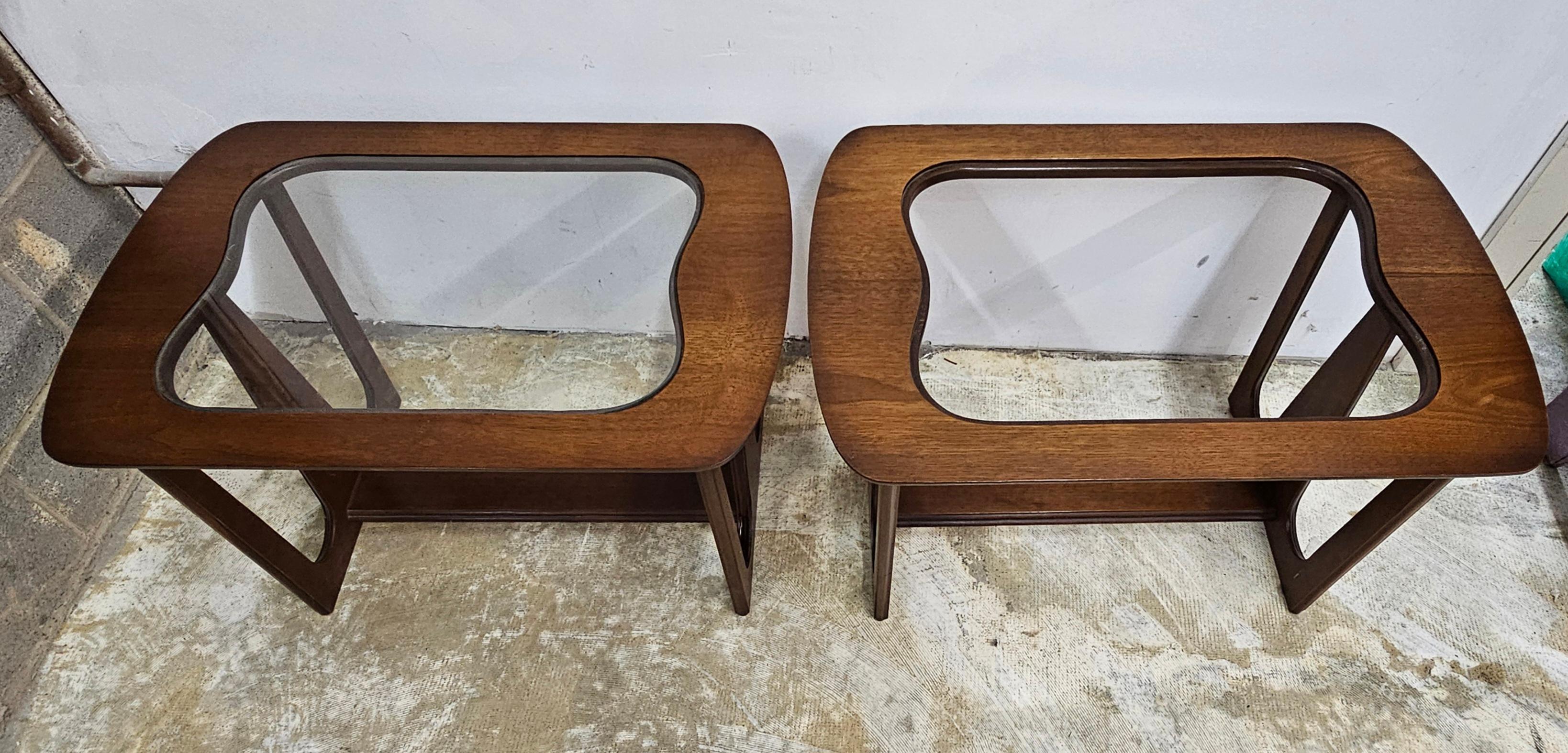 Ein Paar Bassett Furniture Industries Mid-Century Modern Walnuss und Glas Inset Beistelltische.
Maße: 20