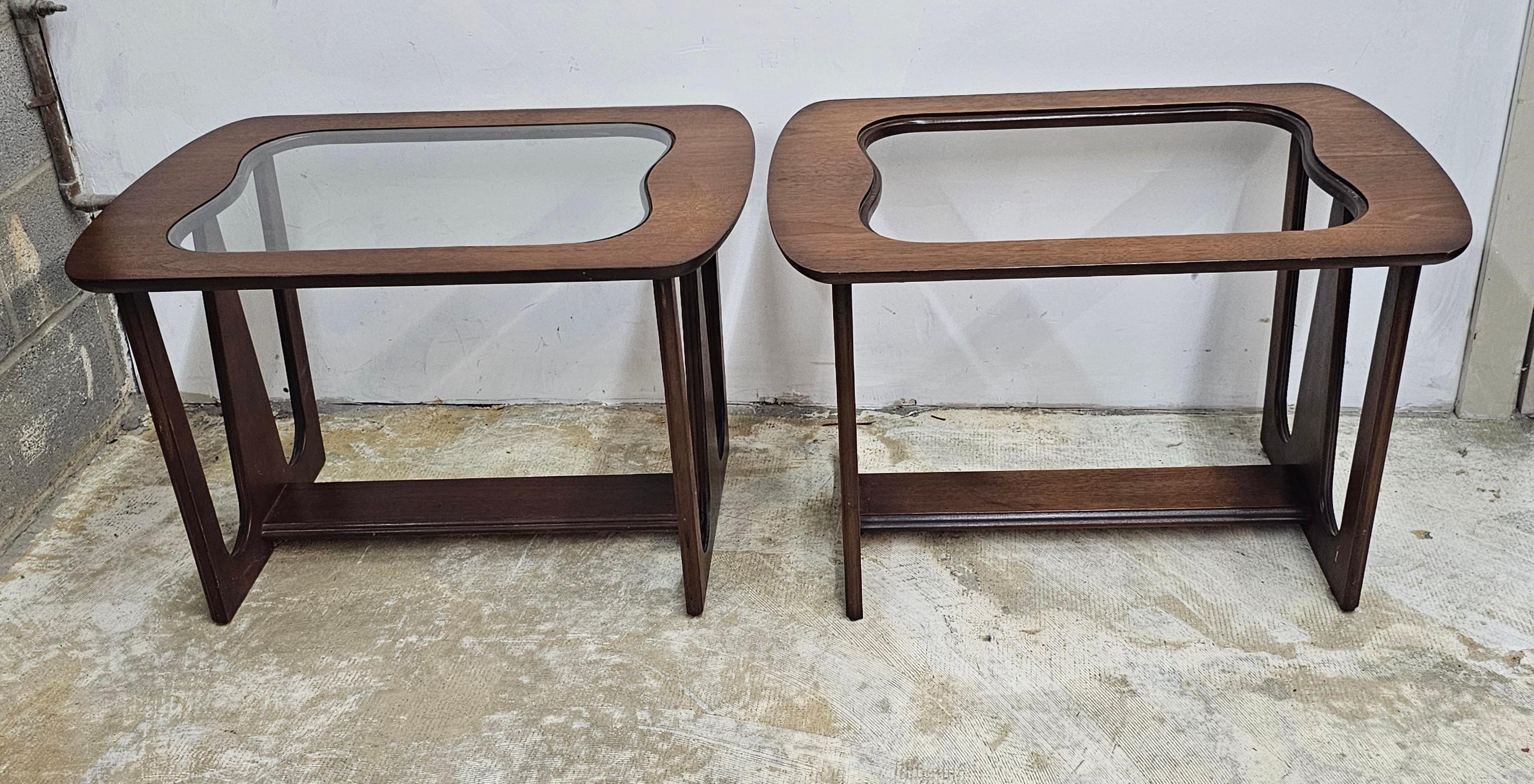Bassett Industries Beistelltische aus Nussbaumholz und Glas aus der Mitte des Jahrhunderts, ein Paar (Moderne der Mitte des Jahrhunderts) im Angebot