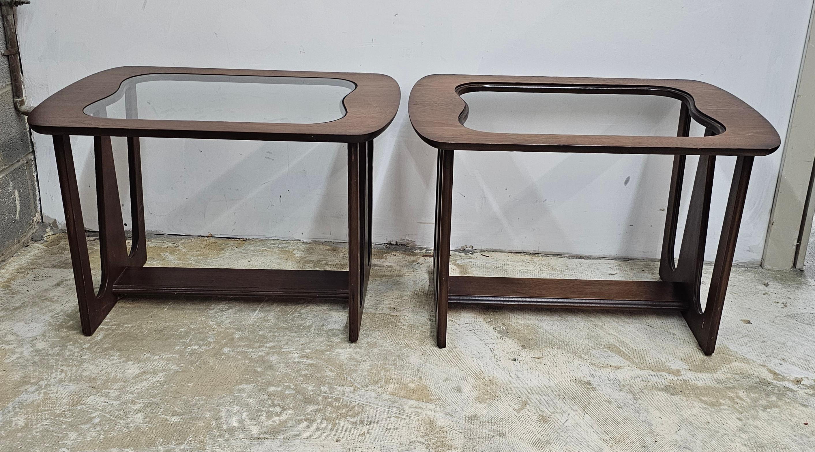Bassett Industries Beistelltische aus Nussbaumholz und Glas aus der Mitte des Jahrhunderts, ein Paar (amerikanisch) im Angebot