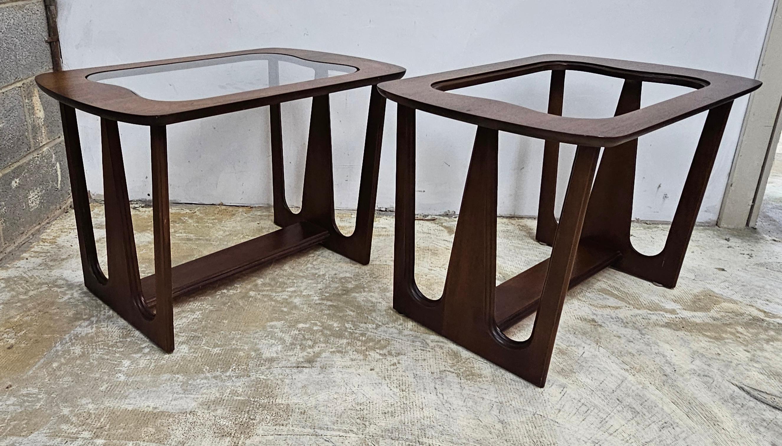 Bassett Industries Beistelltische aus Nussbaumholz und Glas aus der Mitte des Jahrhunderts, ein Paar (Gebeizt) im Angebot