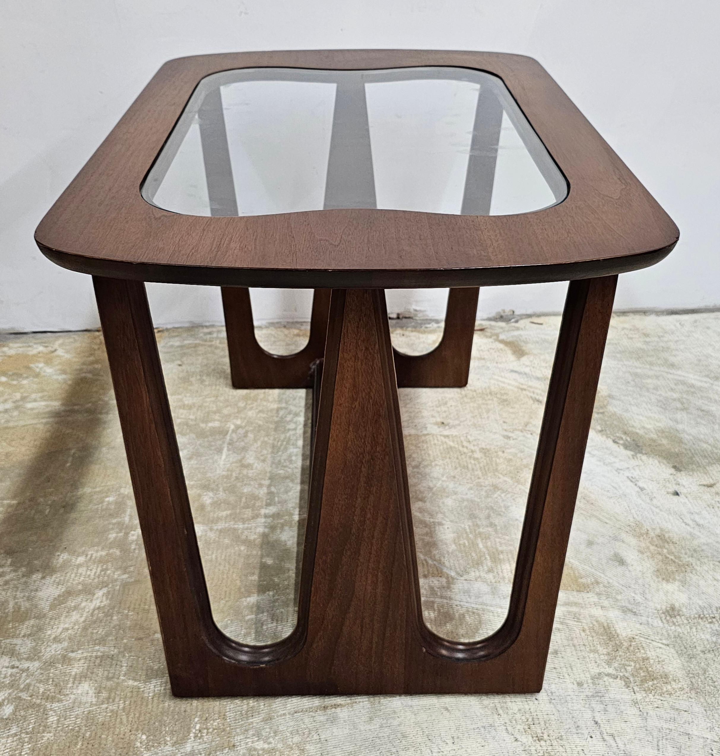 Bassett Industries Beistelltische aus Nussbaumholz und Glas aus der Mitte des Jahrhunderts, ein Paar im Zustand „Hervorragend“ im Angebot in Germantown, MD