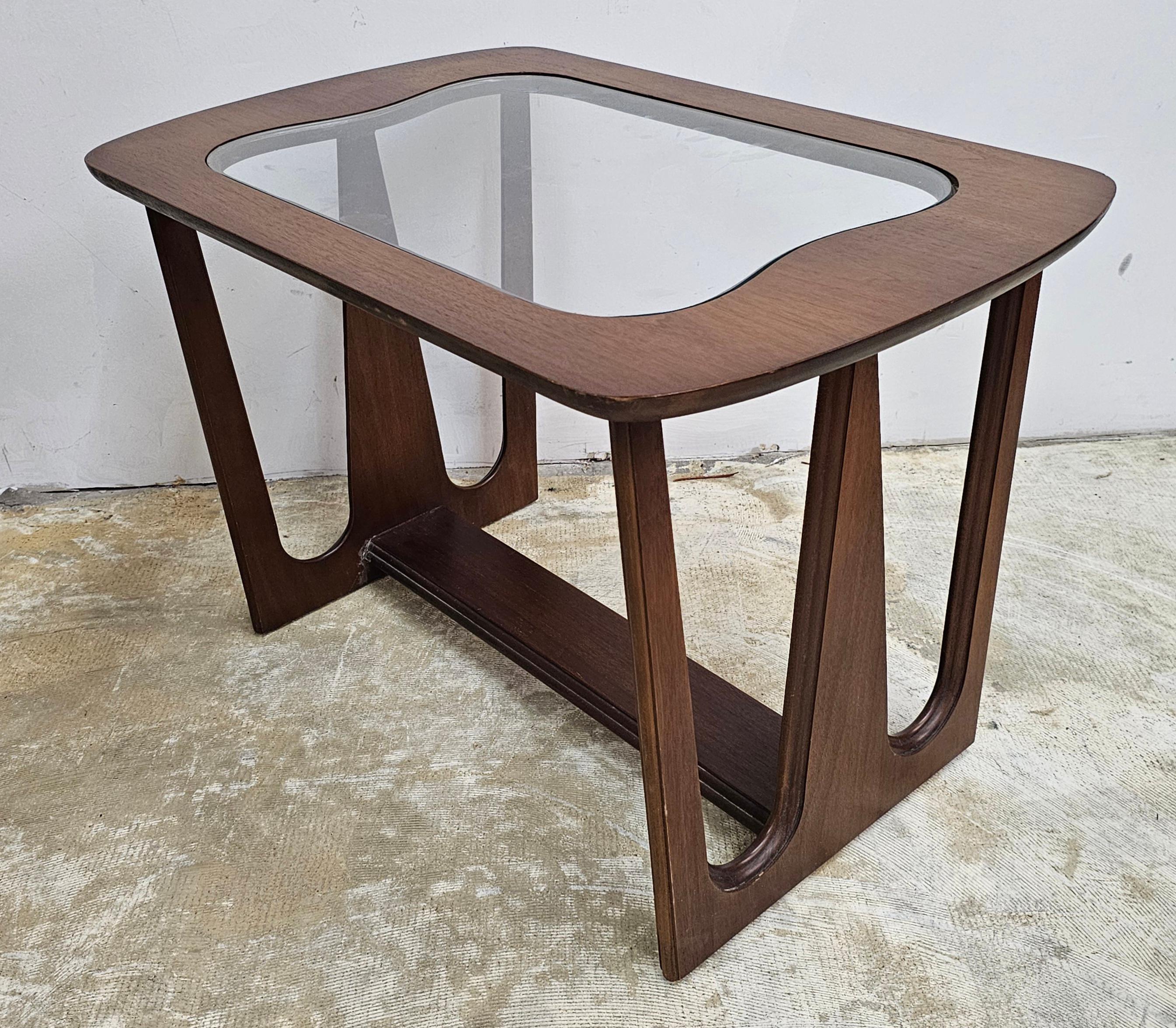 Bassett Industries Beistelltische aus Nussbaumholz und Glas aus der Mitte des Jahrhunderts, ein Paar (20. Jahrhundert) im Angebot