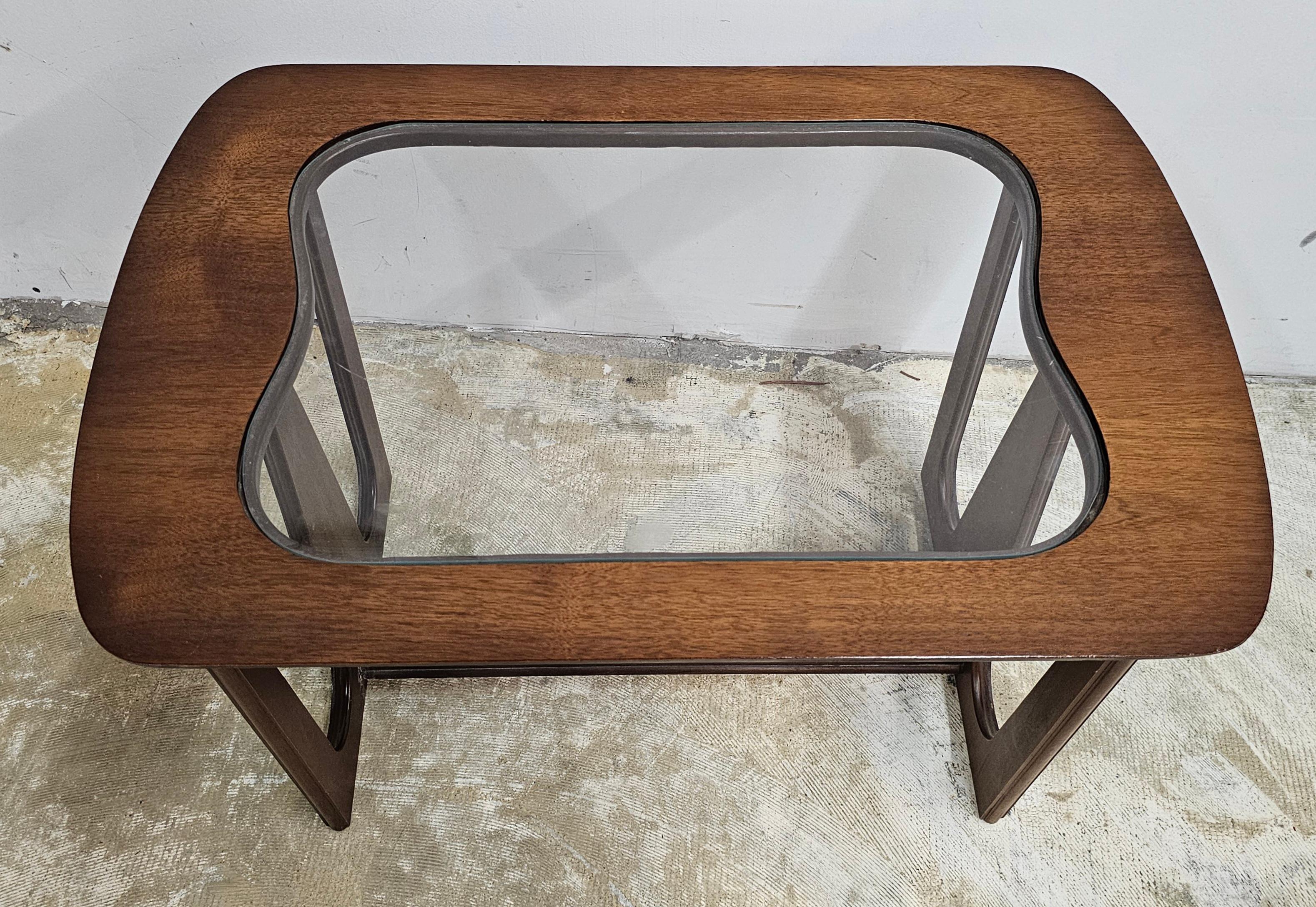 Bassett Industries Beistelltische aus Nussbaumholz und Glas aus der Mitte des Jahrhunderts, ein Paar im Angebot 1