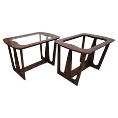 Bassett Industries Beistelltische aus Nussbaumholz und Glas aus der Mitte des Jahrhunderts, ein Paar