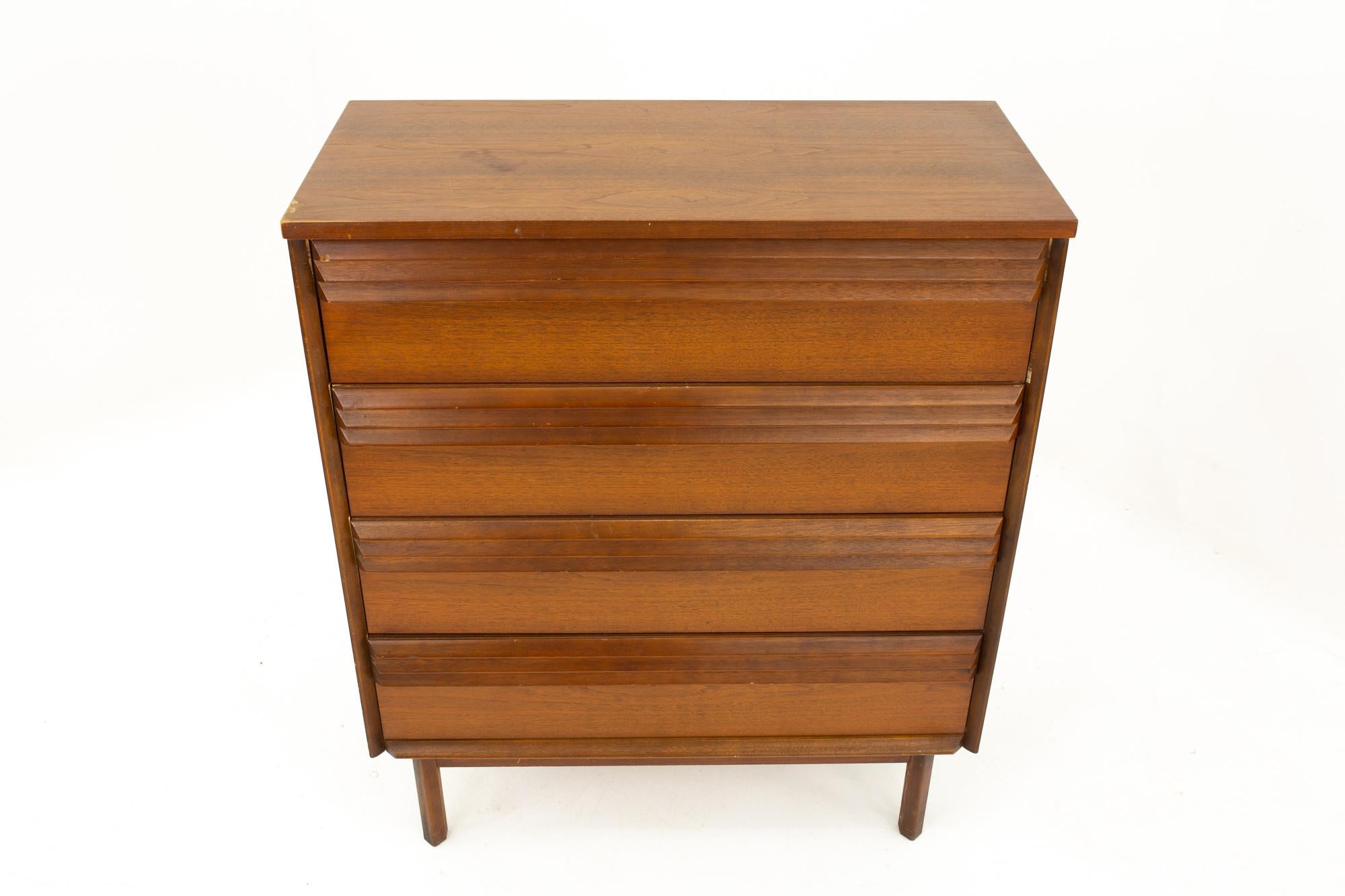 Bassett Mid Century Louvered Walnut 4 Drawer Highboy Dresser In Good Condition In Countryside, IL