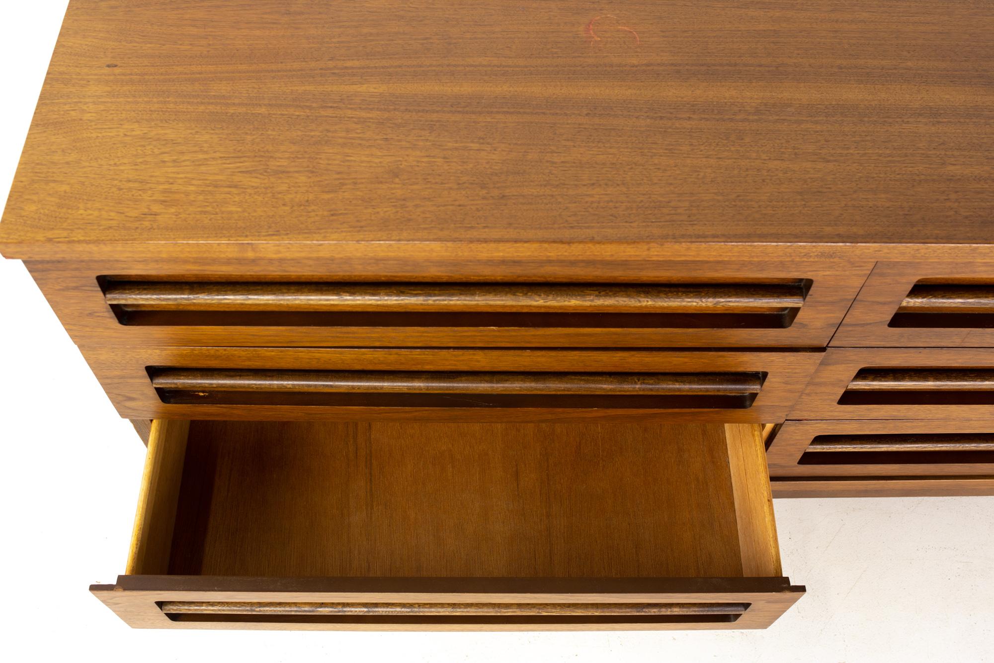 Bassett Mid Century Walnut 6 Drawer Lowboy Dresser In Good Condition In Countryside, IL
