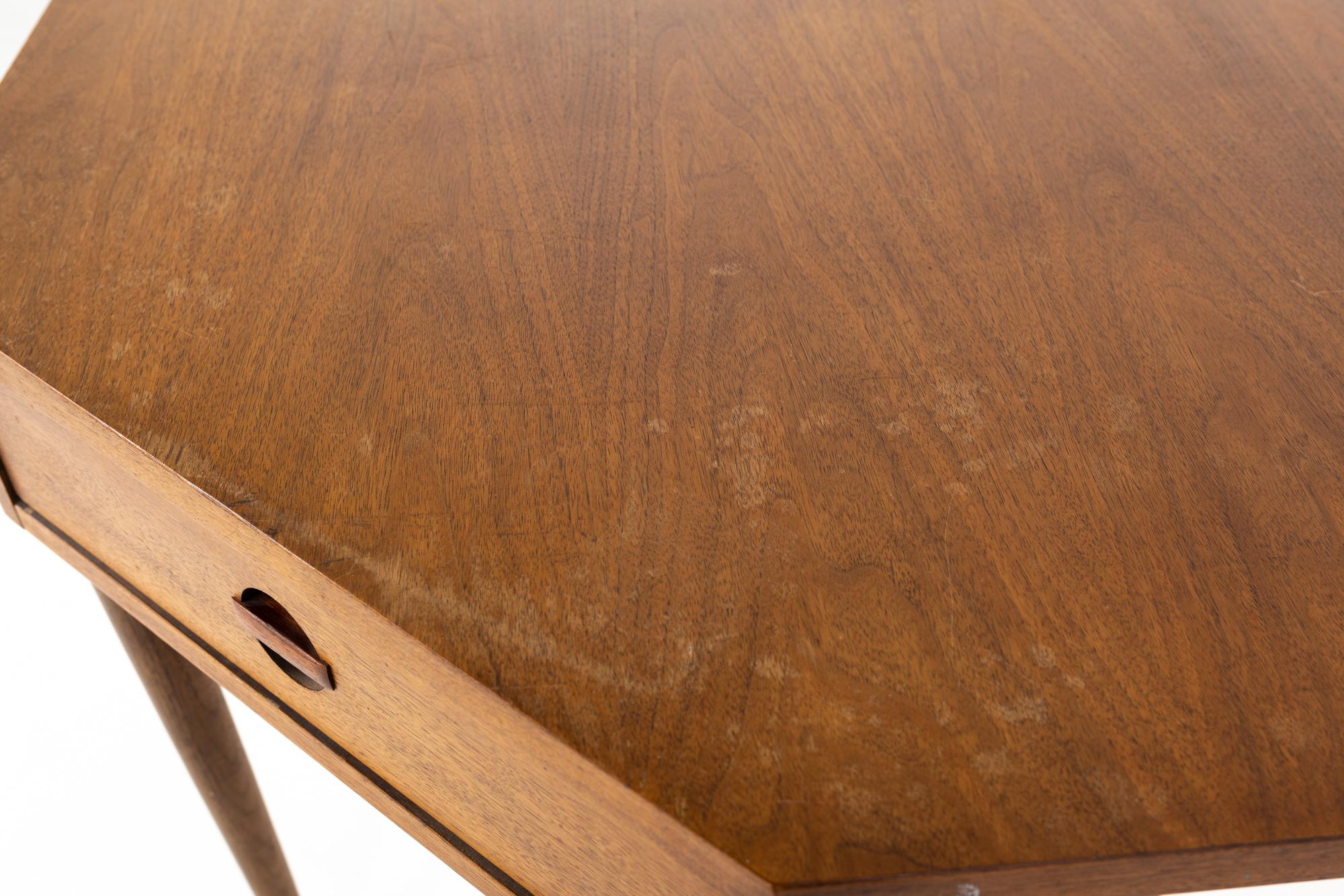 Bassett Mid Century Walnut Corner Table Desk In Good Condition In Countryside, IL