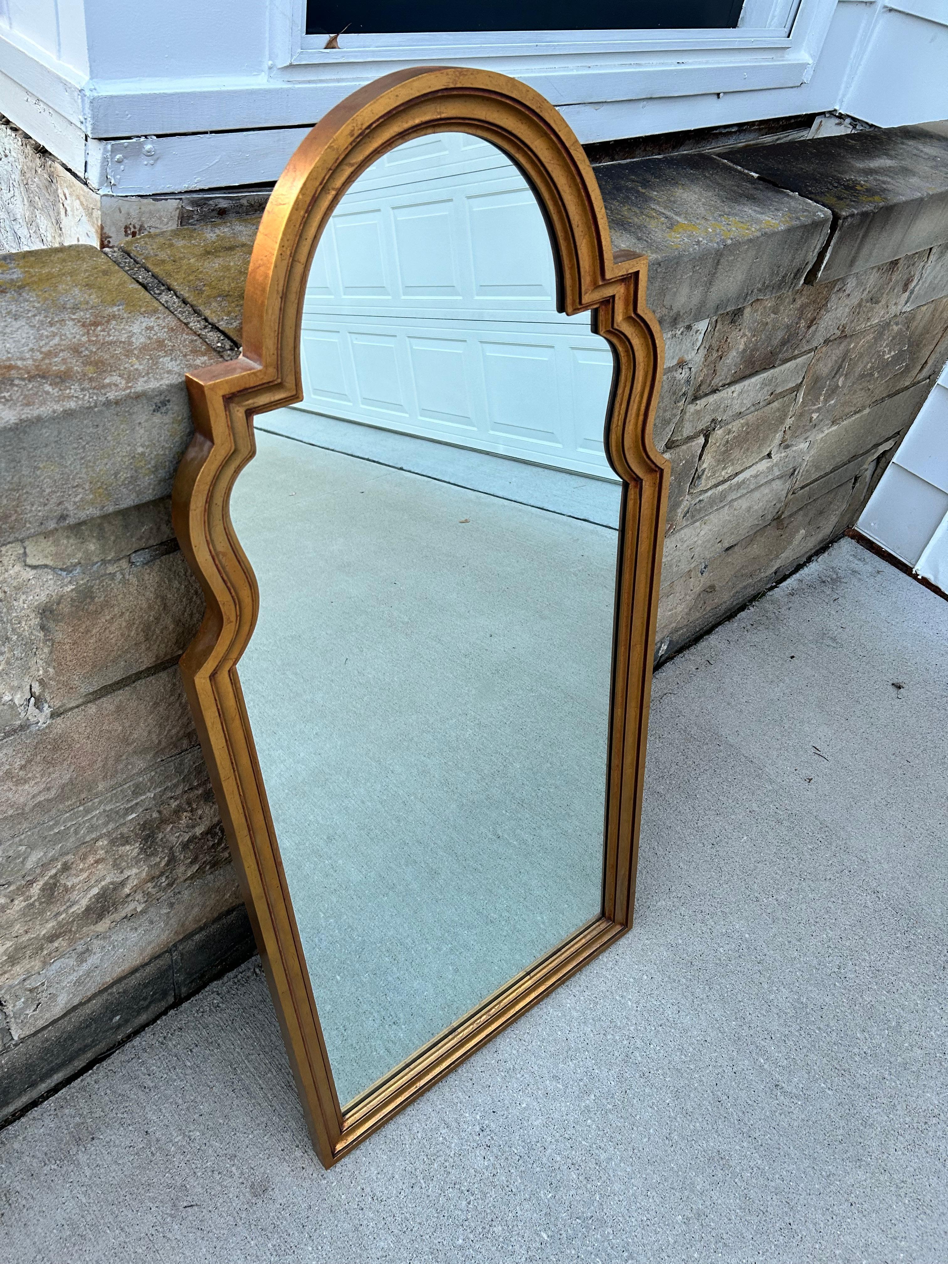 Miroir mural Bassett Mirror Company, Inc.  Un miroir fonctionnel et décoratif !

Ajoutez une élégance intemporelle à votre espace avec ce miroir mural Bassett vintage.  Avec sa forme arquée, ses détails en escalier et son magnifique cadre en bois