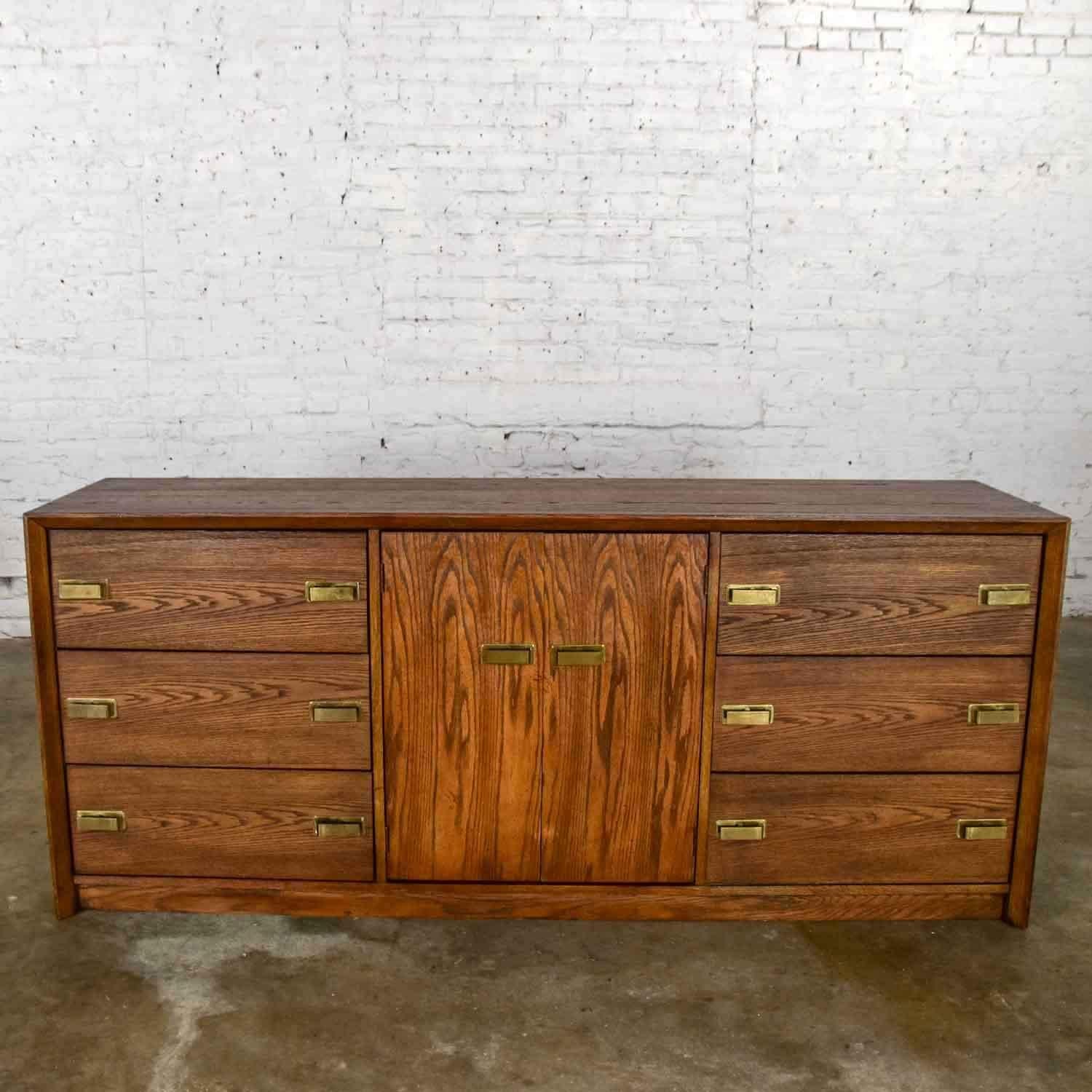 Bassett Modern Credenza Buffet Dresser in Medium Tone Finish & Brass Plate Pulls In Good Condition For Sale In Topeka, KS