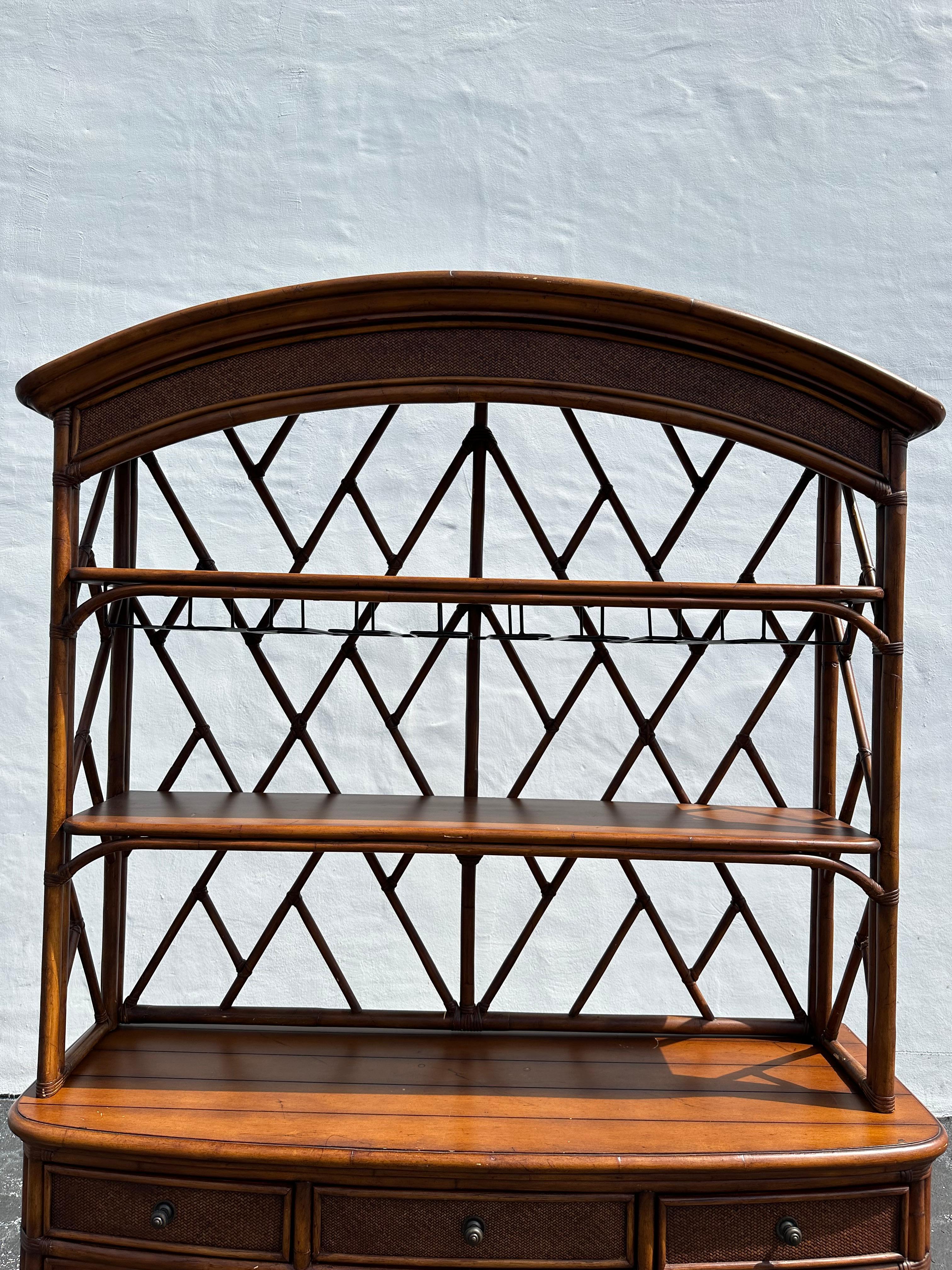 Bassett Ratán Madera Arco Vinoteca Mueble Despensa en Bueno estado para la venta en Fort Lauderdale, FL