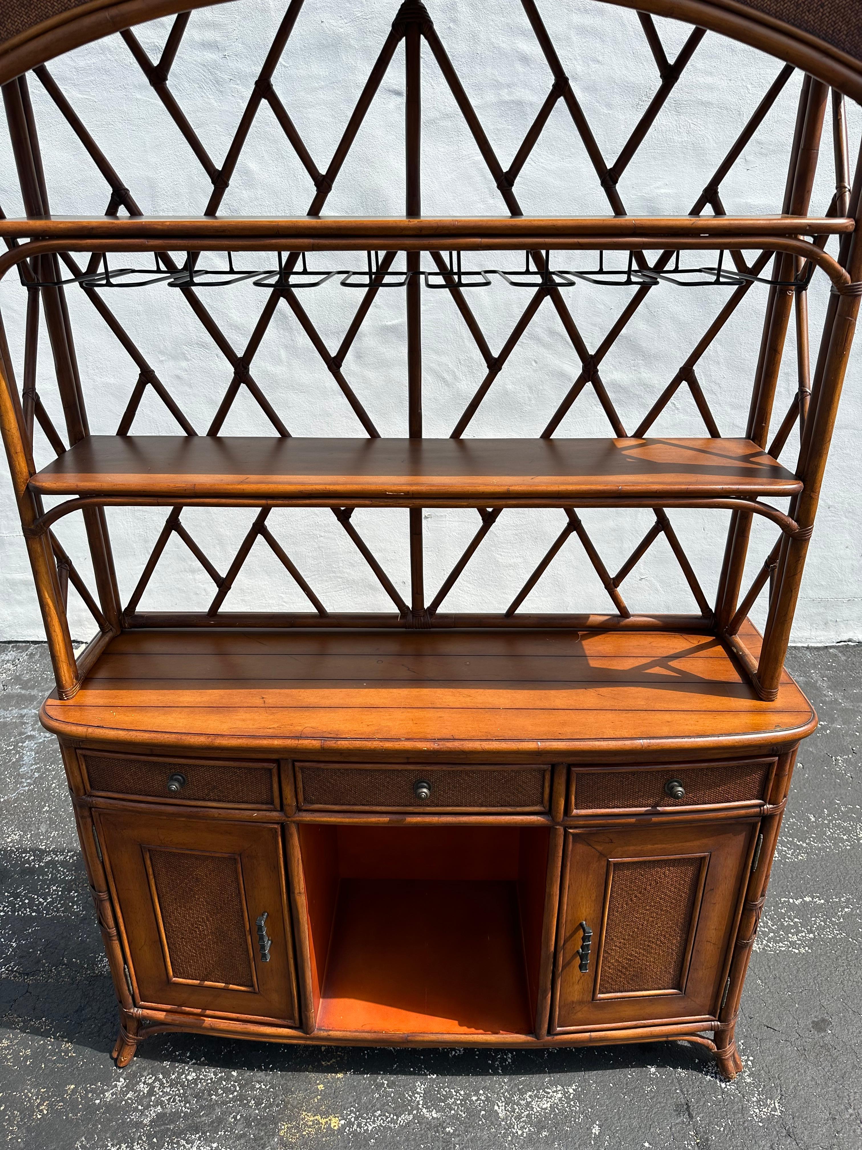 Bassett Ratán Madera Arco Vinoteca Mueble Despensa finales del siglo XX en venta
