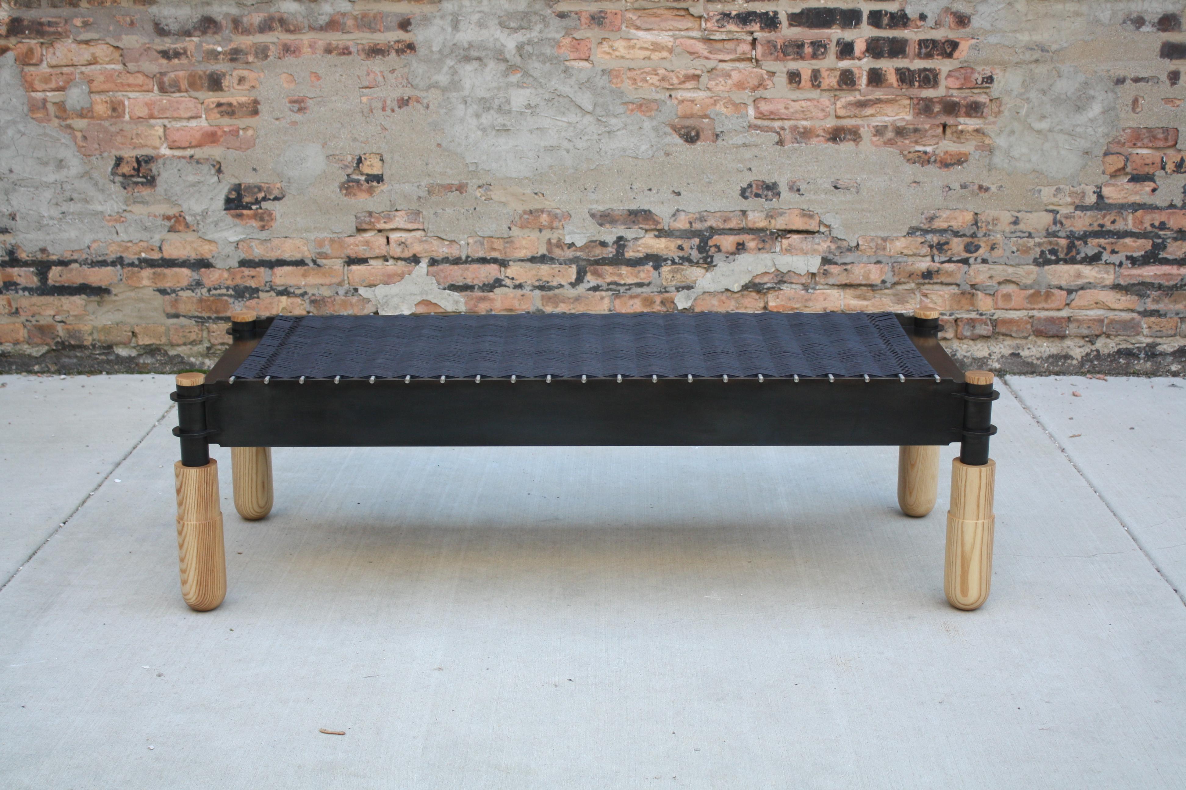 Basso Banco o sofá cama de metal y piel personalizable hecho a mano por Laylo Studio en venta 3