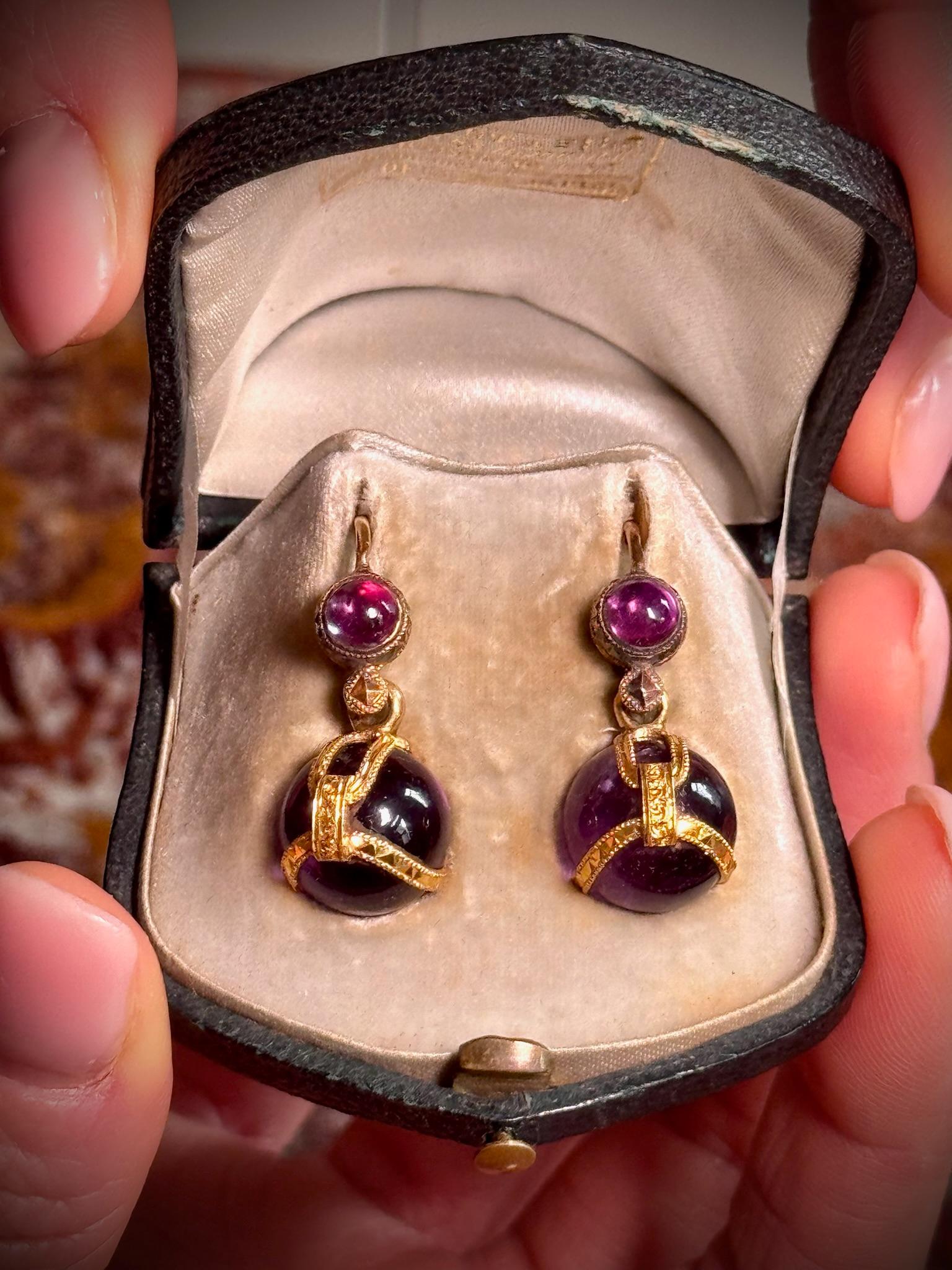 H. 30 mm
Gold (18k) ; Gesamtgewicht. 9,92 gr
Paris, ca. 1857-1858
Ein Paar Amethyst- und Gelbgold-Ohrringe (Gänsehalssystem) als Anhänger.
Original Bassot et Fils Schachtel.
Schöner Naturschutz.