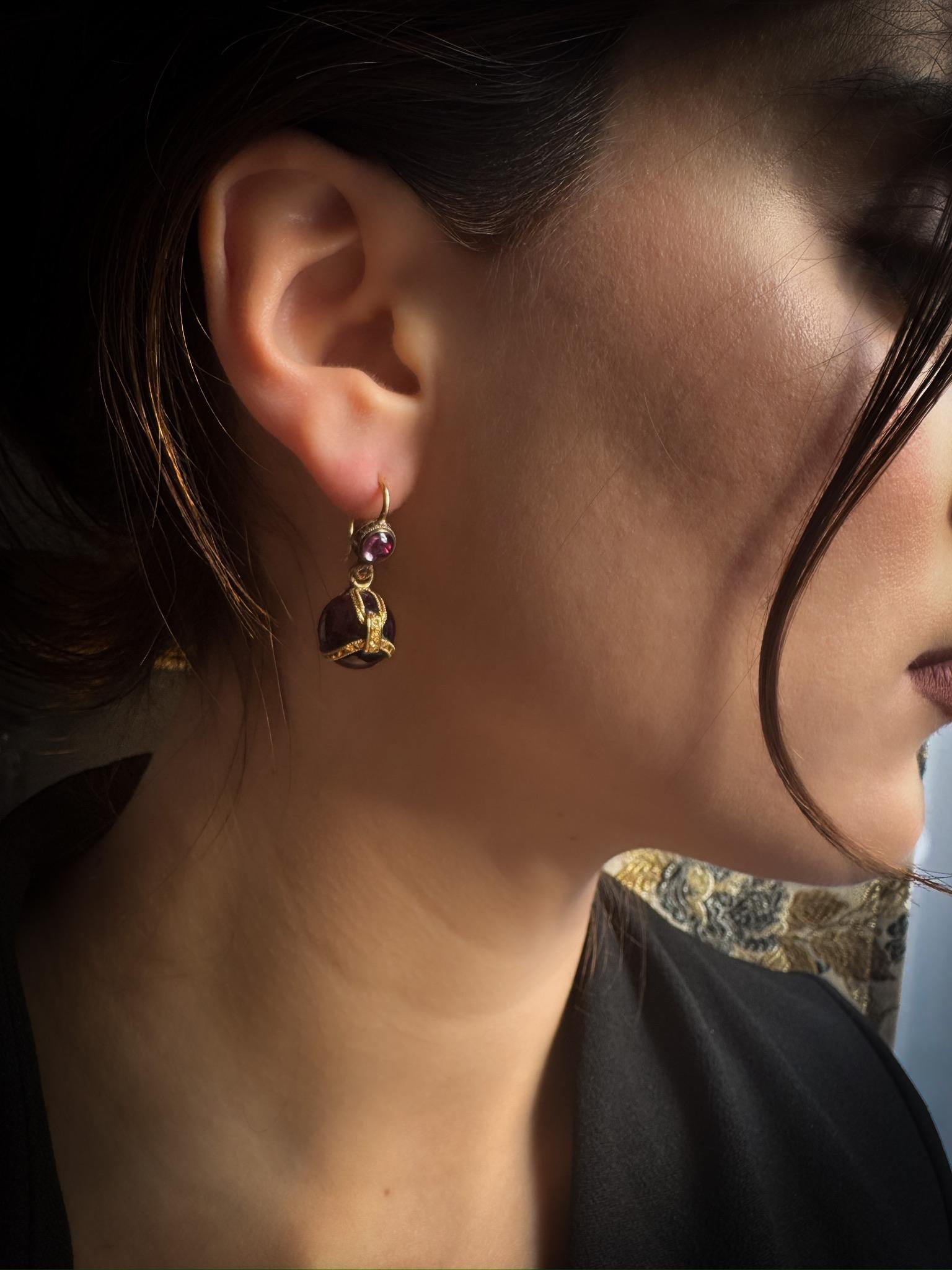 Bassot et Fils (Paris). Ein Paar Ohrringe aus Gold und Amethyst. (Neoklassisch) im Angebot