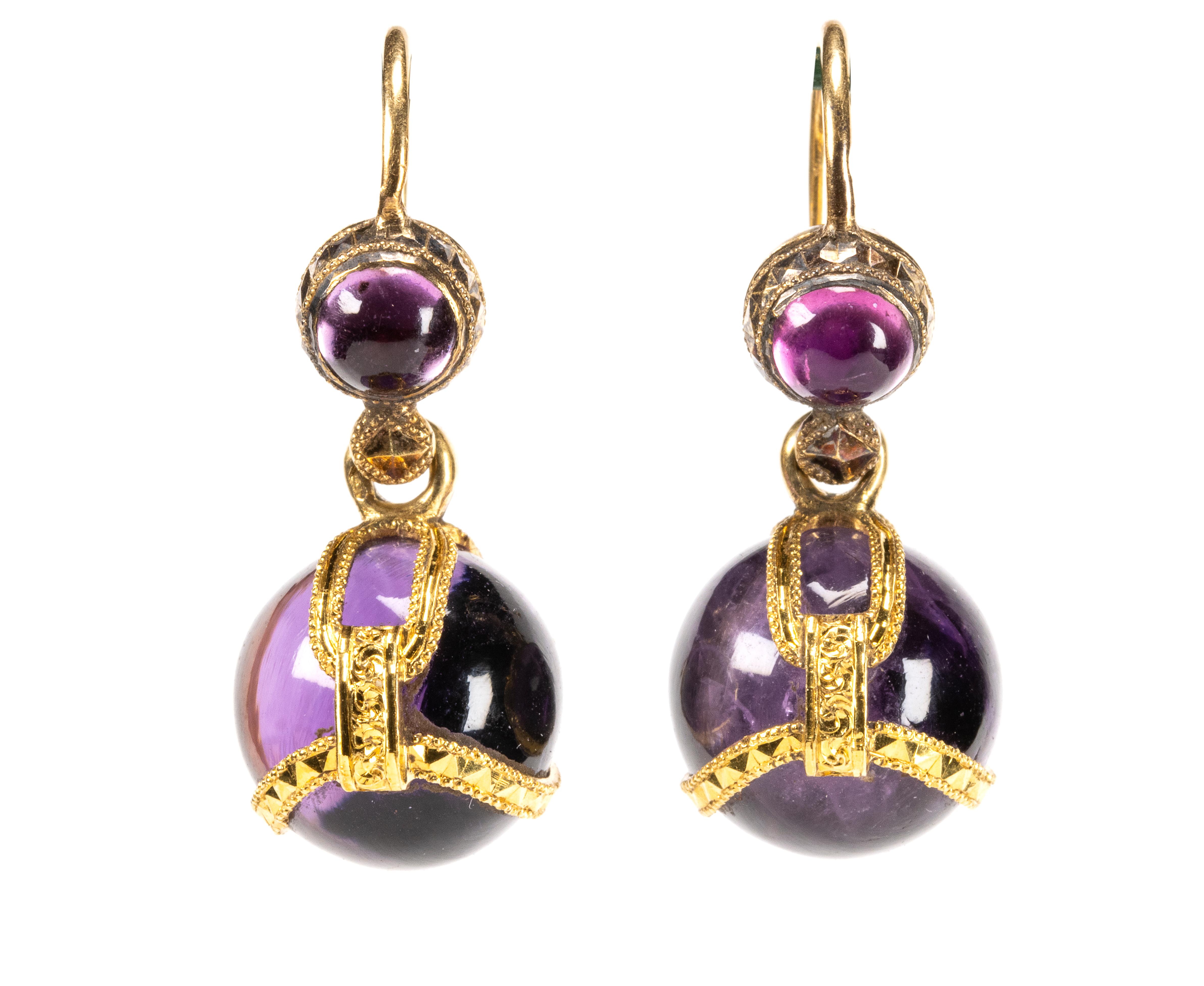 Bassot et Fils (Paris). Ein Paar Ohrringe aus Gold und Amethyst. (Perle) im Angebot
