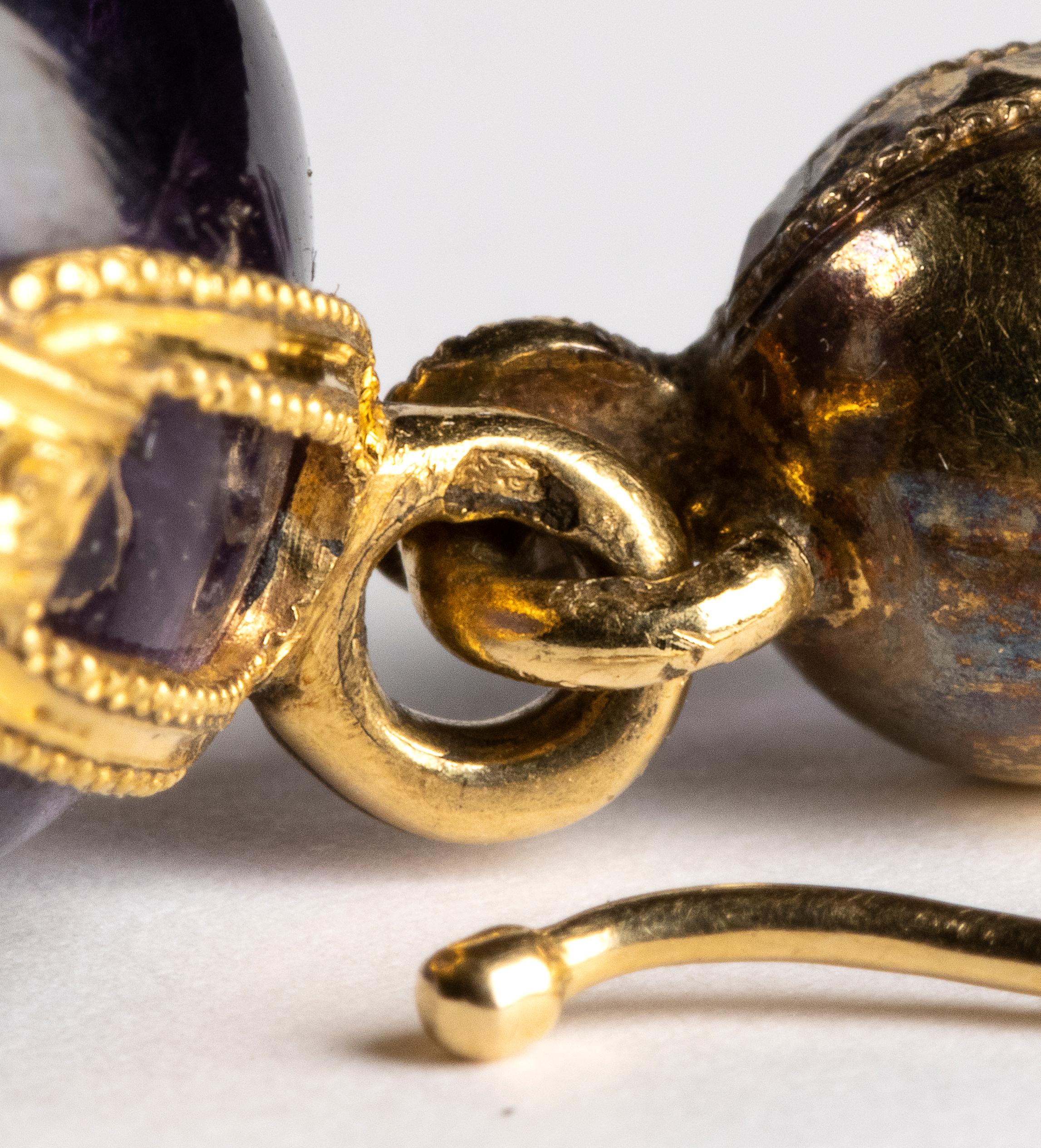 Bassot et Fils (Paris). Ein Paar Ohrringe aus Gold und Amethyst. im Angebot 1