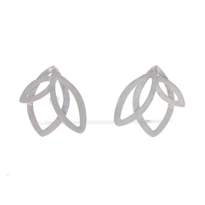 Brand: Bastian Inverun

Metal Content: Sterling Silver

Style: Large Stud
Fastening Type: Butterfly Closures
Theme: Leaf Trio
Features: Smooth & Brushed Finishes

Measurements
Tall: 23/32