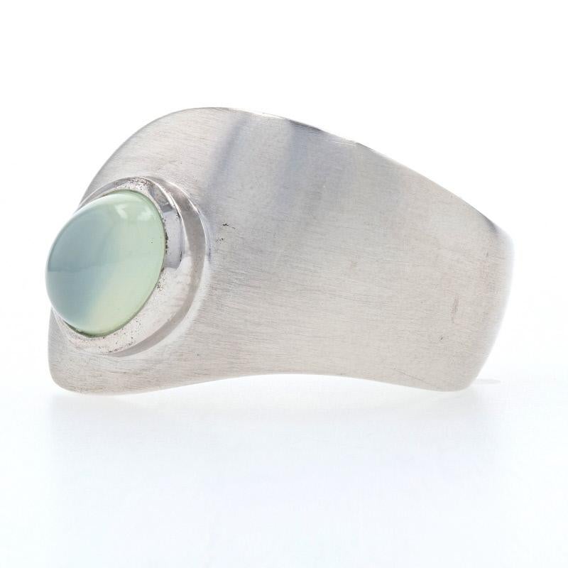 Dieser Ring kostet $350 

Dieser Ring ist eine Größe 7 1/2. Bitte kontaktieren Sie uns für weitere Größenoptionen.

Metallgehalt: Sterling Silber
Ausführung: Gebürstet / Satiniert
Stein: Mondstein - Hellgrün
Stirnseitenhöhe (von Norden nach Süden):
