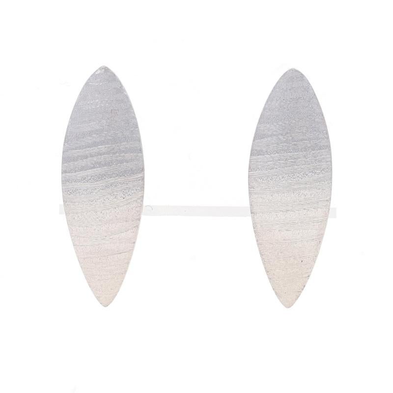Marchio: Bastian Inverun

Contenuto del metallo: Argento Sterling

Stile: Goccia corta e curva
Tipo di chiusura: Chiusura a farfalla
Tema: Foglia a righe
Caratteristiche: Finiture lisce e opache con dettagli incisi

Misure
Altezza: 13/16