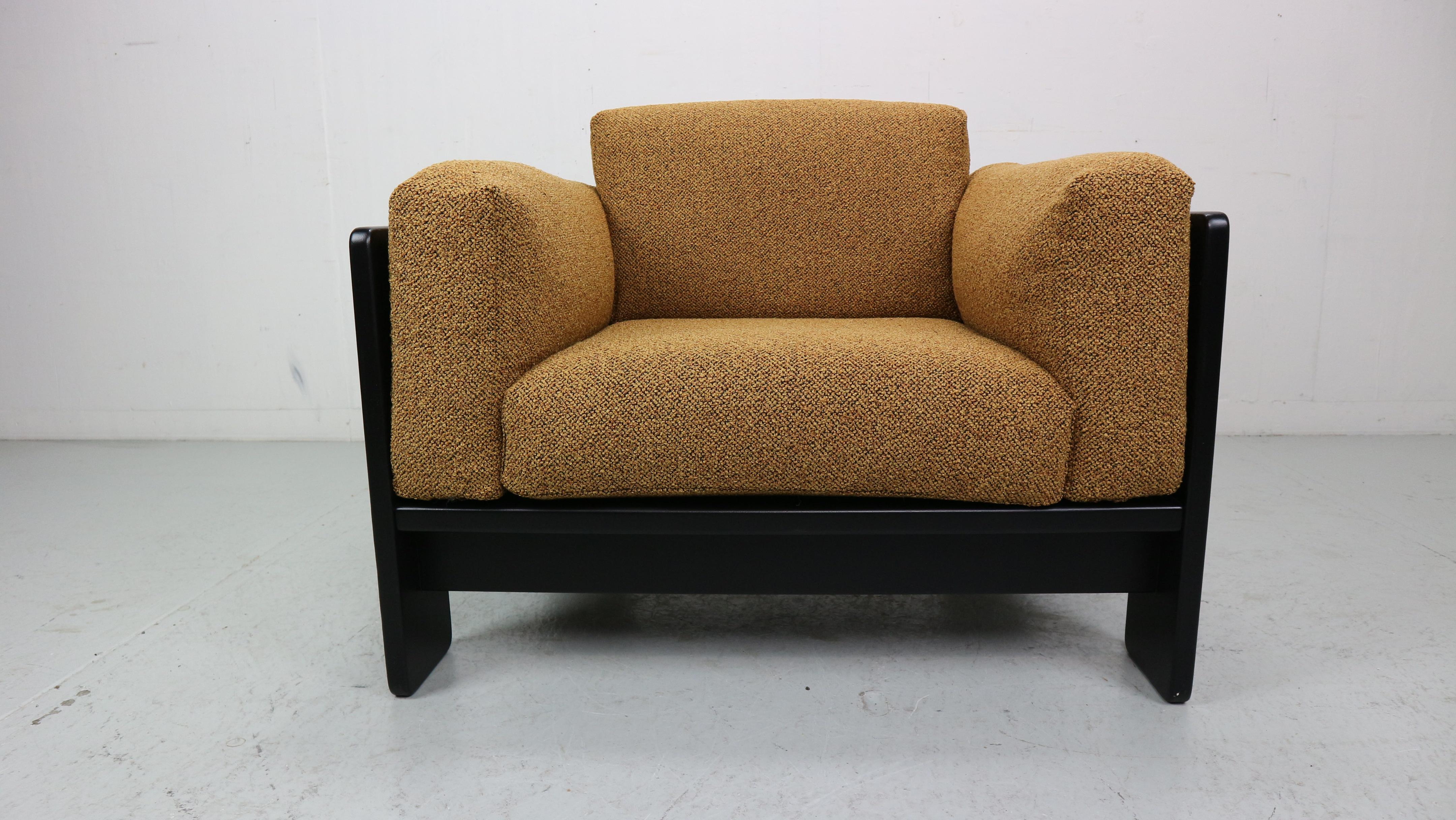 Bastiano armchair designed by Afra & Tobia Scarpa and produced by Gavina 1970s.
Black wooden structure with new boucle upholstery.
Afra & Tobia Scarpa designed the Bastiano series for the experimental design laboratory of Gavina in 1960s. About the