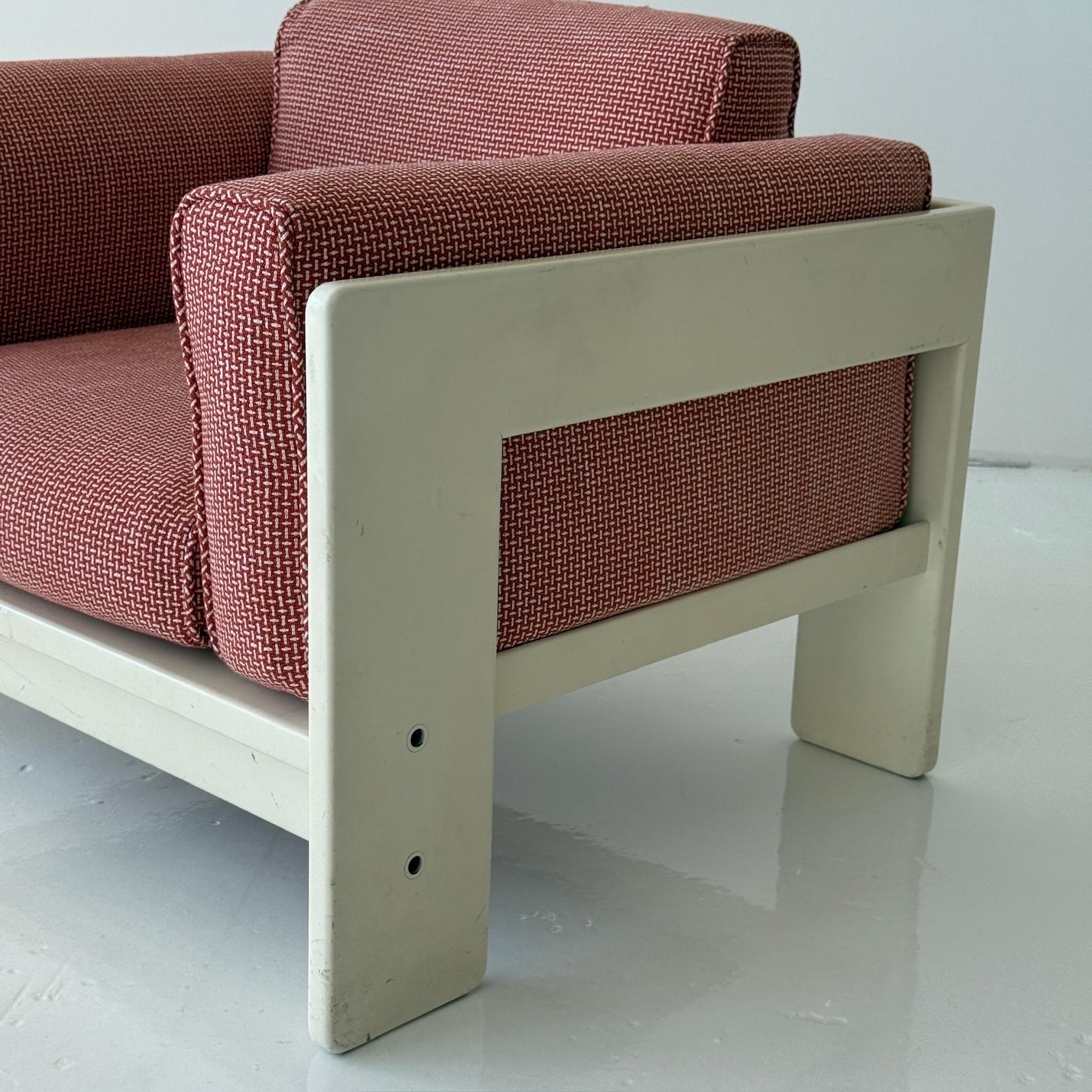 c. 1960s. Italia. Rivestito in tessuto di ciniglia geometrica rossa. Resti di un'etichetta Knoll.

