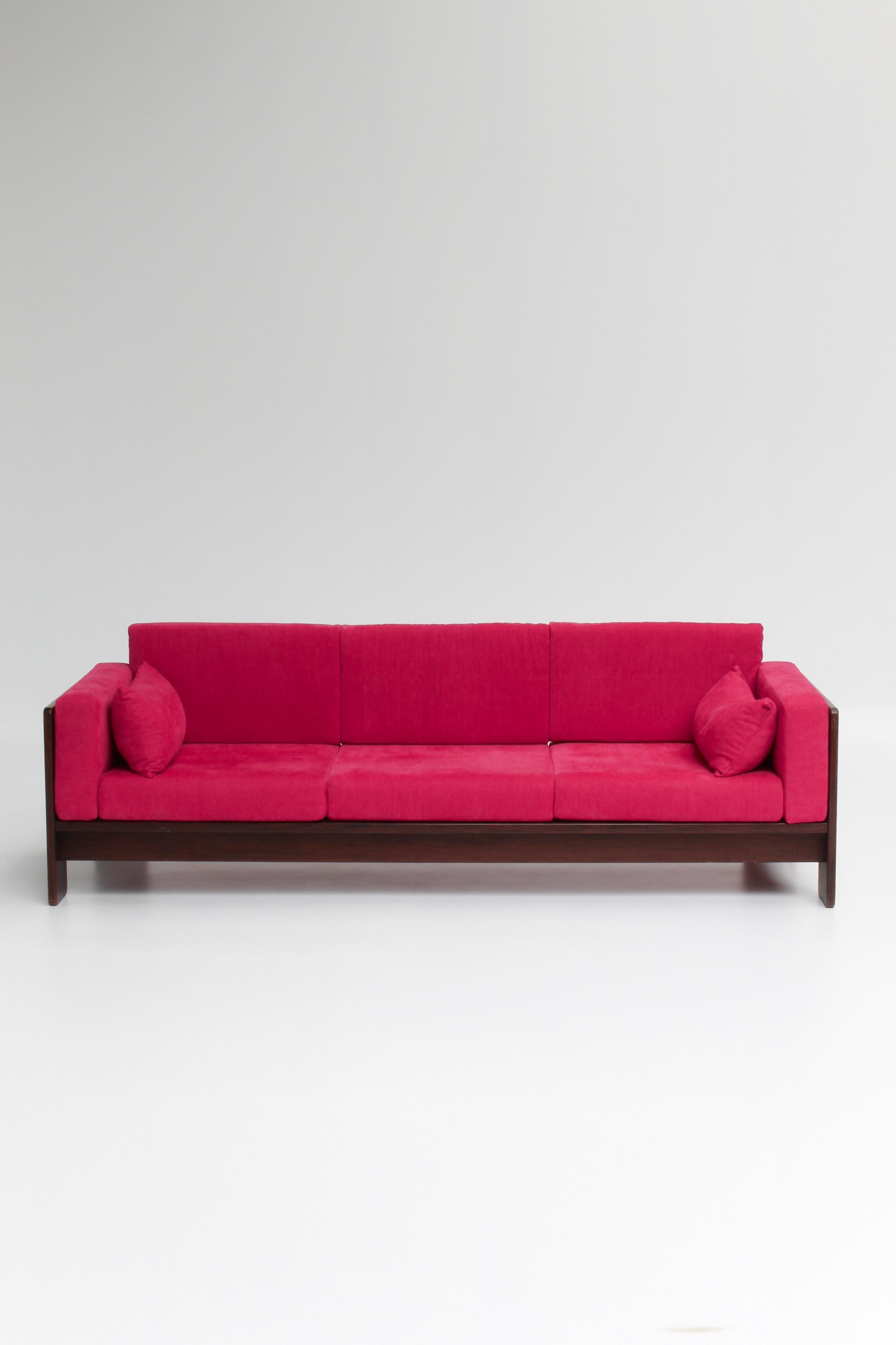 Disegnata nel 1962 da Afra & Tobia Scarpa, la tartina Bastiano è un'icona del design italiano moderno. Il modello presenta una struttura architettonica in bois massif foncé con cugini generosi, in un'ottica al tempo stesso rigorosa e