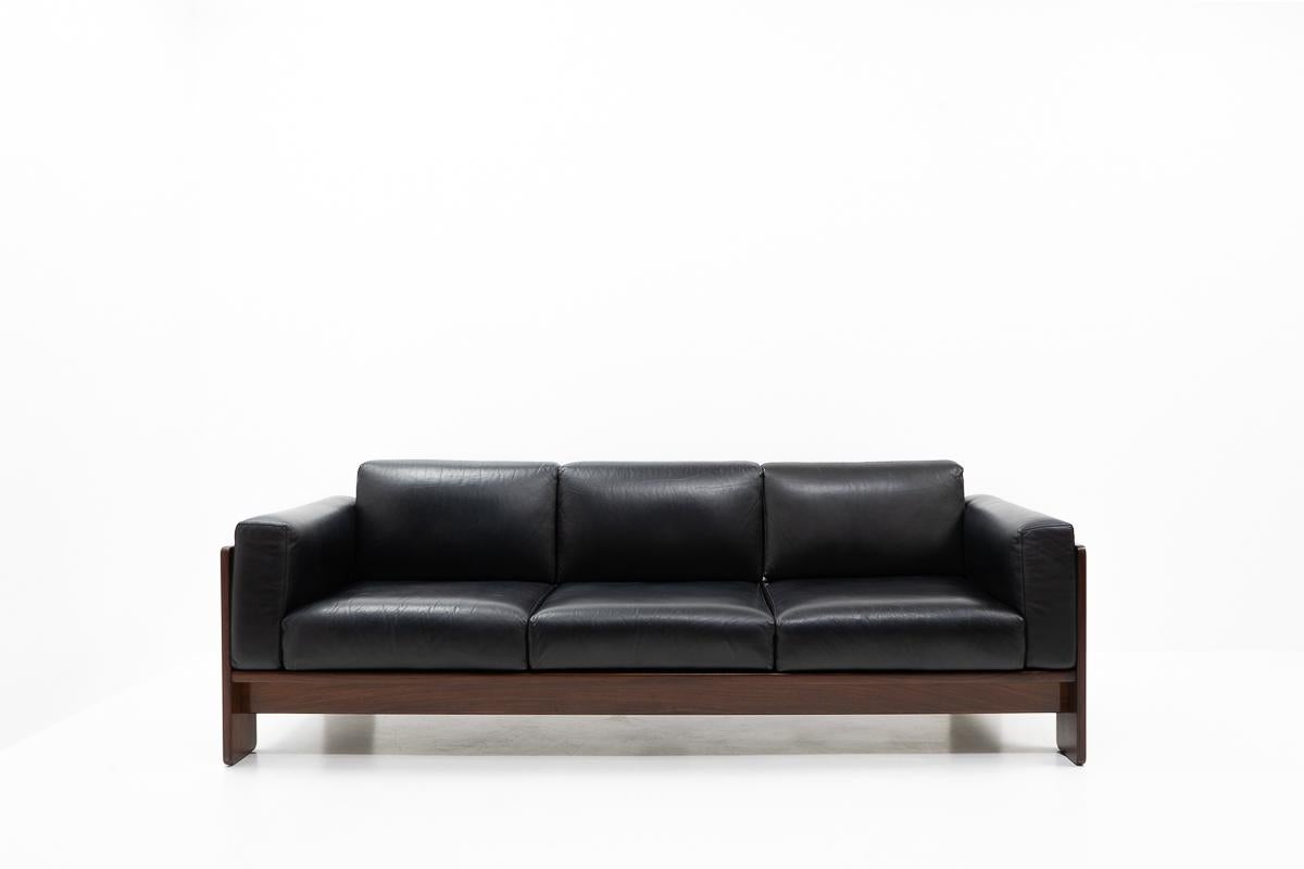 The Bastiano sofa was designed in 1962 by Tobia Scarpa, and initially produced by Gavina until 1968 when the production license was acquired by Knoll International. 

The structure of this sofa is made of rosewood, which has been carefully