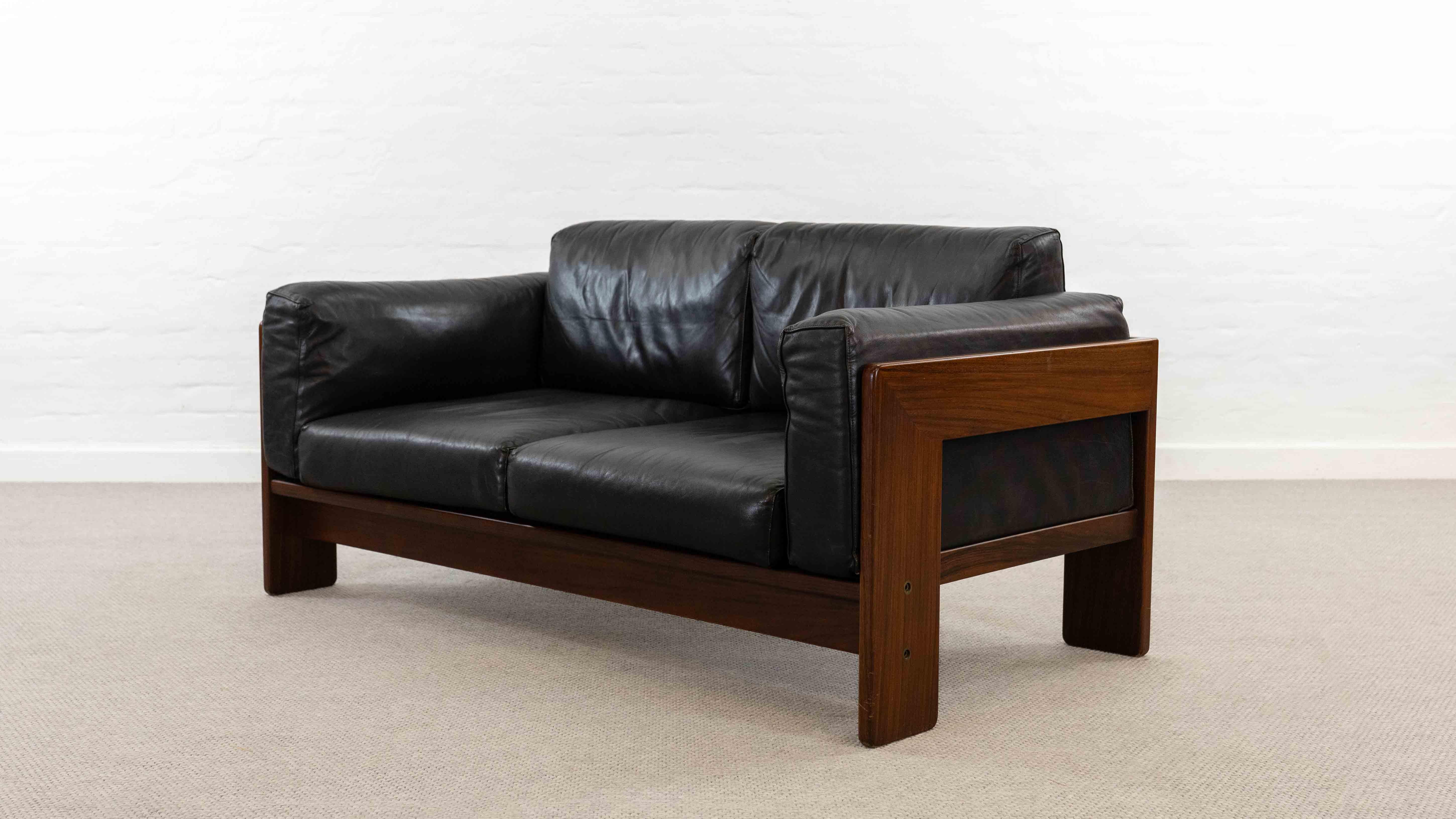 Divano dal design classico, modello: Bastiano, disegnato negli anni '60 da Tobia Scarpa. Prodotto da Gavina, Italia. (oggi Knoll International). Telaio in legno con cuscini inseriti. Rivestito in pelle nera originale. Etichette del produttore e del