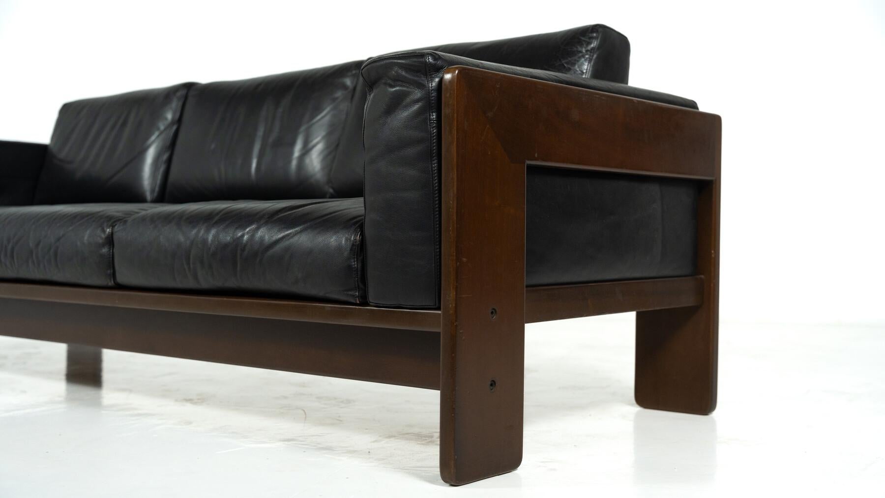Bastiano Sofa by Tobia Scarpa for Knoll, leather and Wood , Italy, 1962 Moderno de mediados de siglo en venta