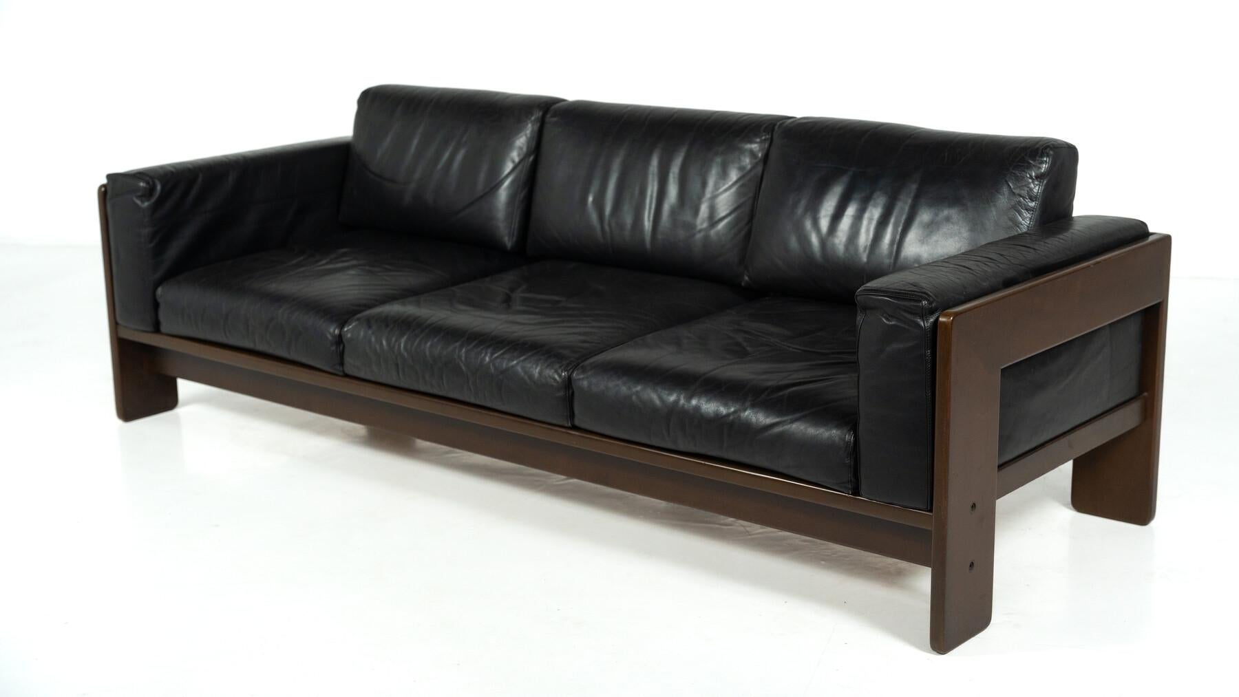 Bastiano Sofa by Tobia Scarpa for Knoll, leather and Wood , Italy, 1962 en Bueno estado para la venta en Brussels, BE