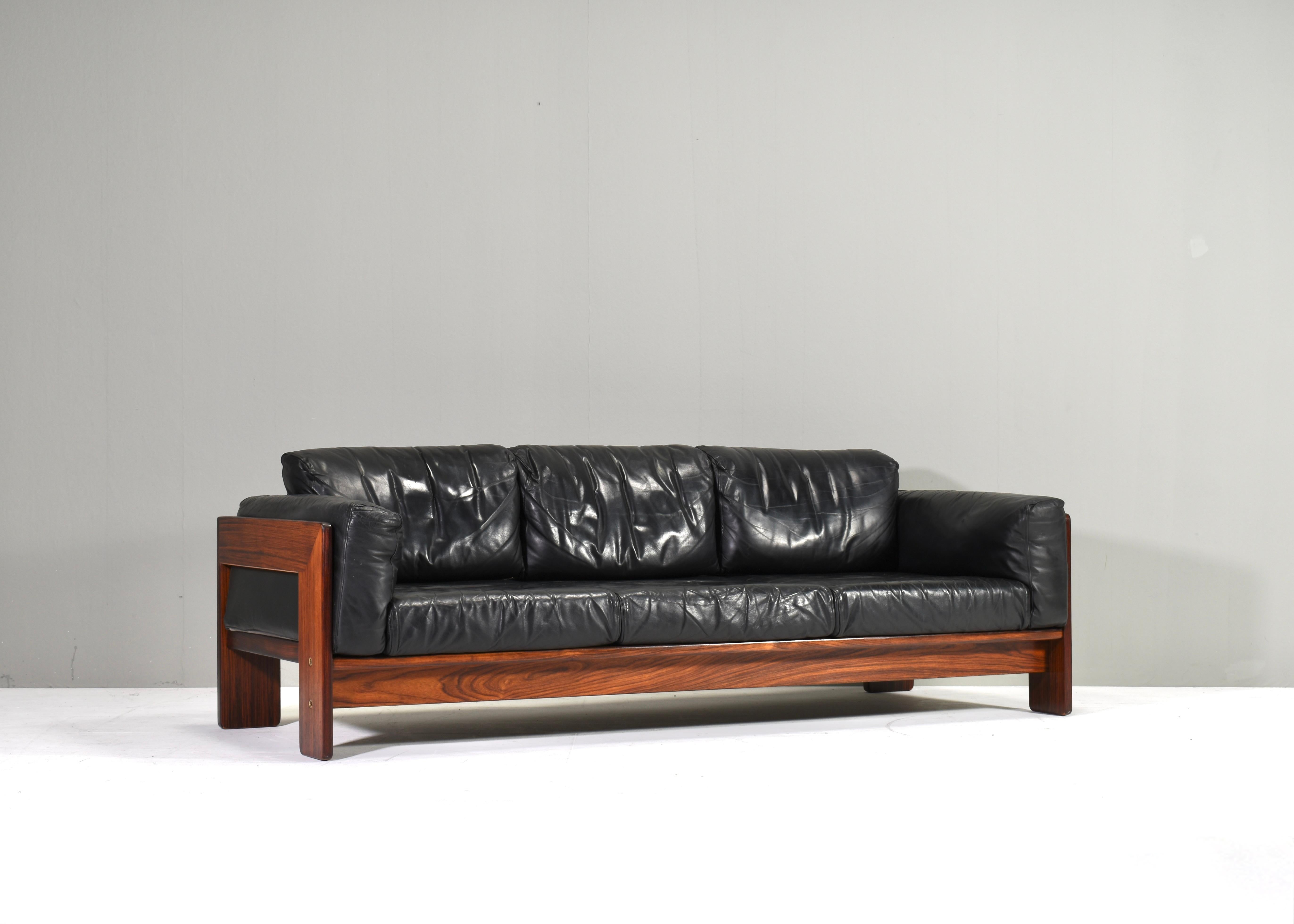 BASTIANO Sofa in black leather and solid walnut by Afra and Tobia Scarpa for KNOLL – Italy, 1962

Designer: Afra and Tobia Scarpa
Manufacturer: KNOLL
Country: Italy
Model: Bastiano three seat sofa
Design period: 1975
Date of manufacturing: circa