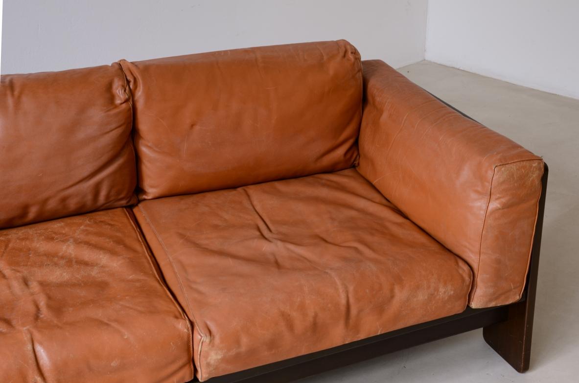 Mid-Century Modern Bastiano sofa, original leather upholstery by Tobia Scarpa For Sale